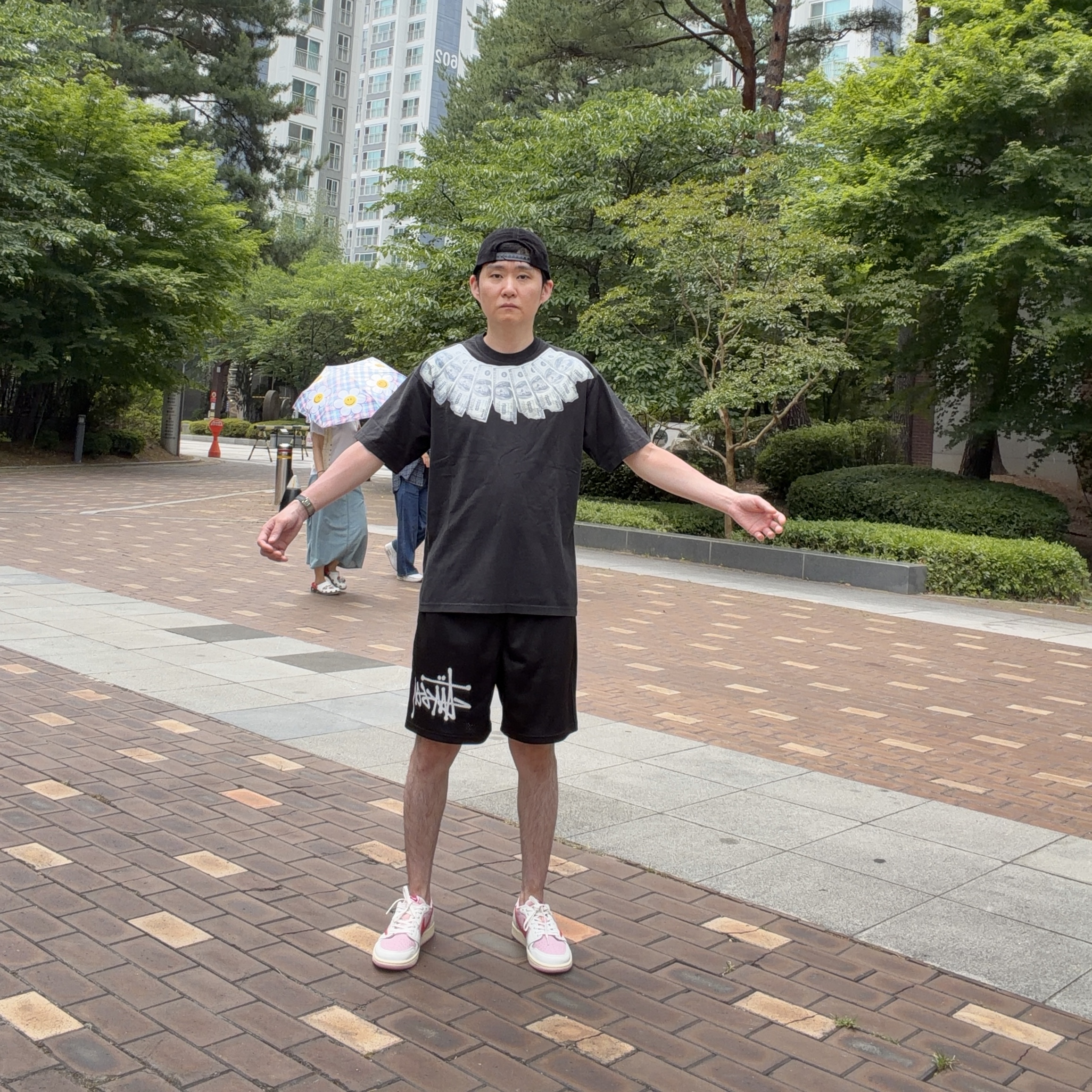 Supreme x MM6 Maison Margiela Money S/S Top Black - 26SS, Jordan 1 x Travis Scott Retro Low OG SP Sail Tropical Pink 착용 스타일 - 1