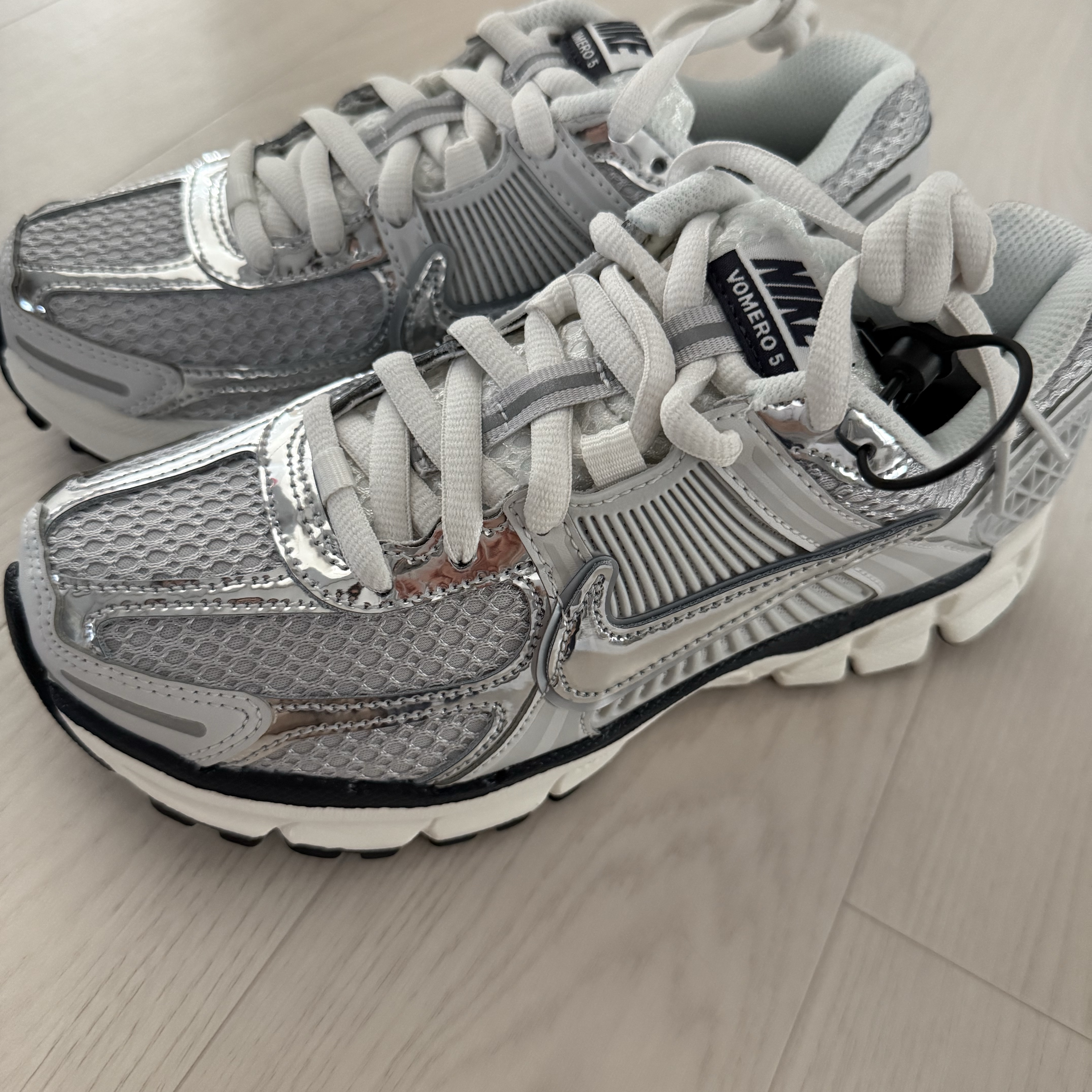 (W) Nike Zoom Vomero 5 Photon Dust and Metallic Silver 착용 스타일