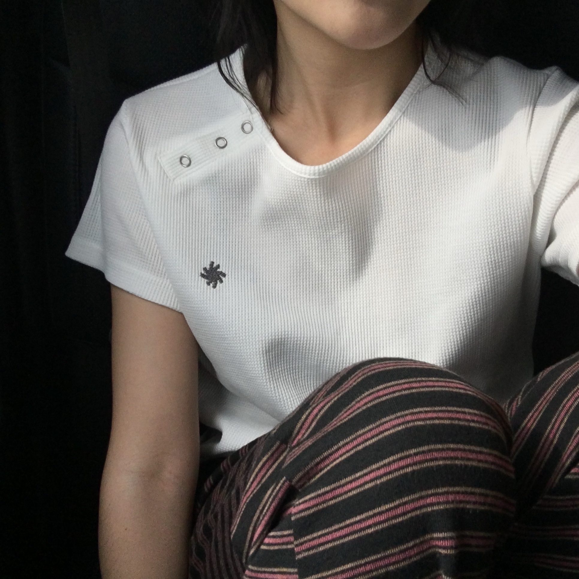 SLOW RECORD HOUSE Henley Neck Eyelet T-Shirt White 착용 스타일 - 4