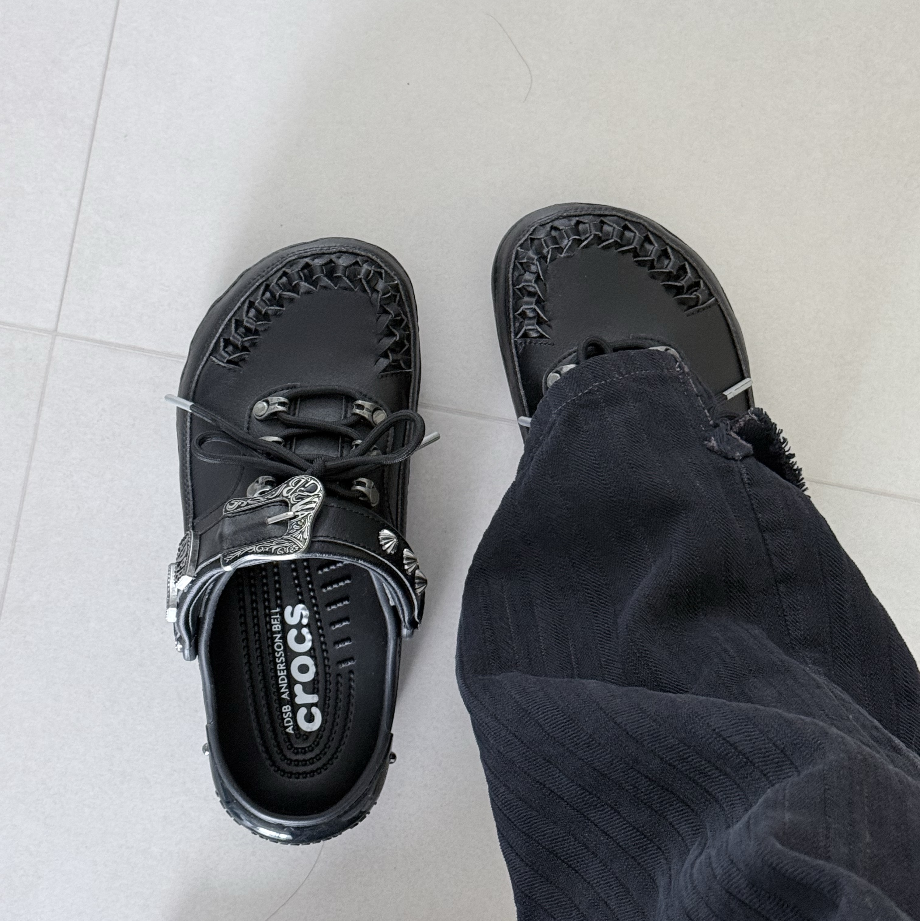 Crocs x Andersson Bell Classic Clog Black 착용 스타일