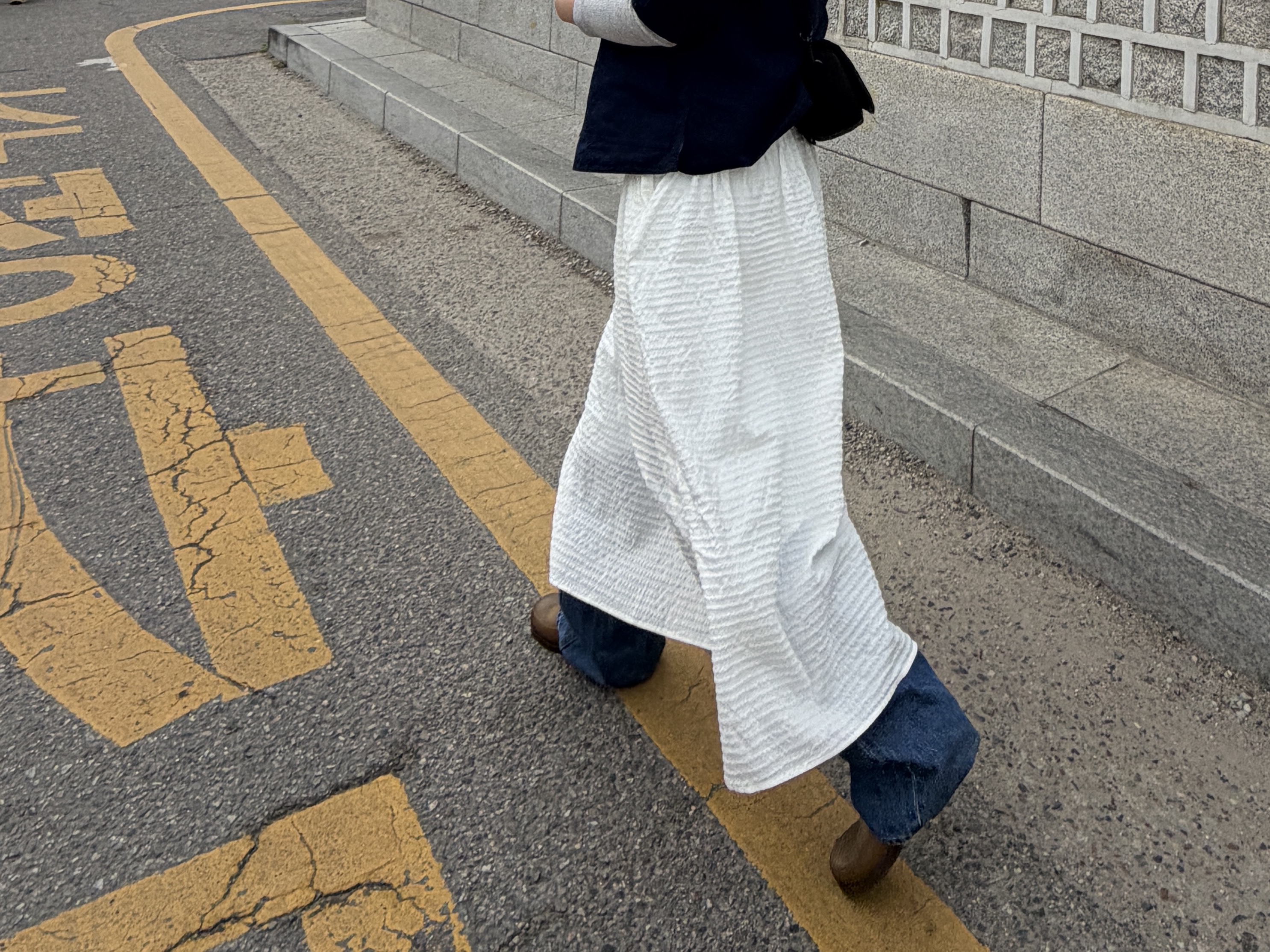 Plasticana Gardana Clog Chanvre, Uniqlo x JW Anderson Straight Jeans Blue 착용 스타일 - 2
