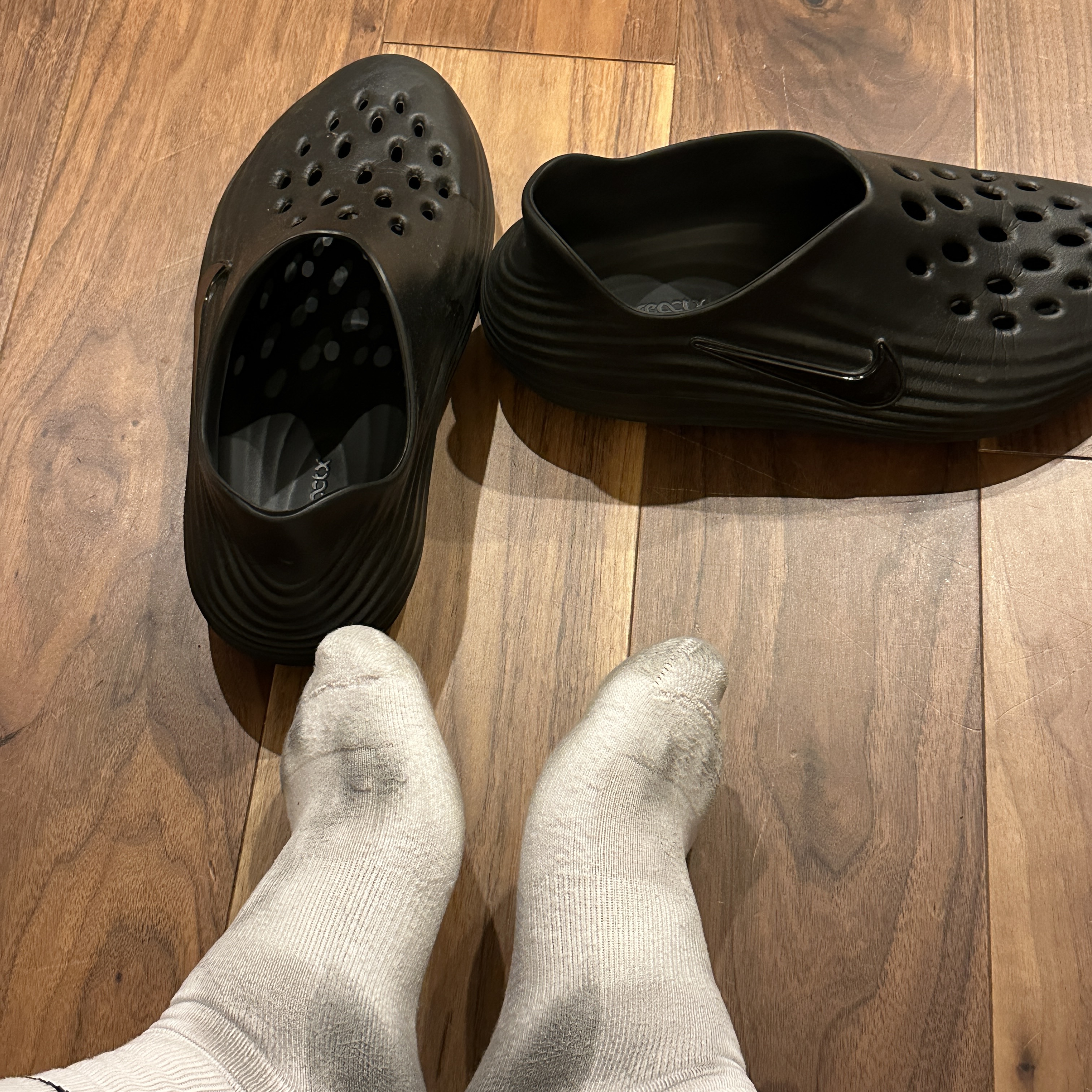 Nike ReactX Rejuven8 Triple Black 착용 스타일 - 1