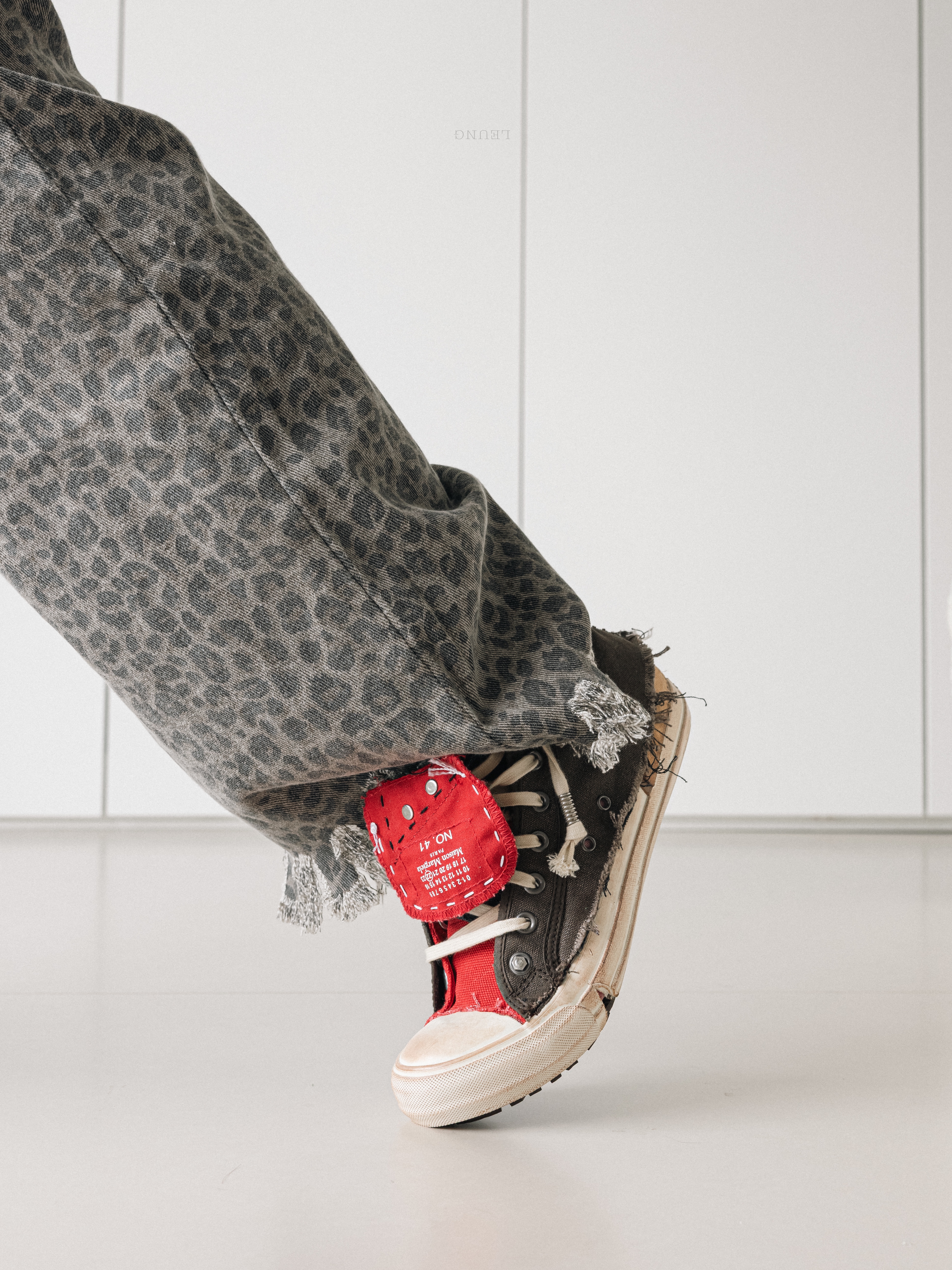 Maison Margiela Loved to Death Sneakers Red Brown 착용 스타일 - 3
