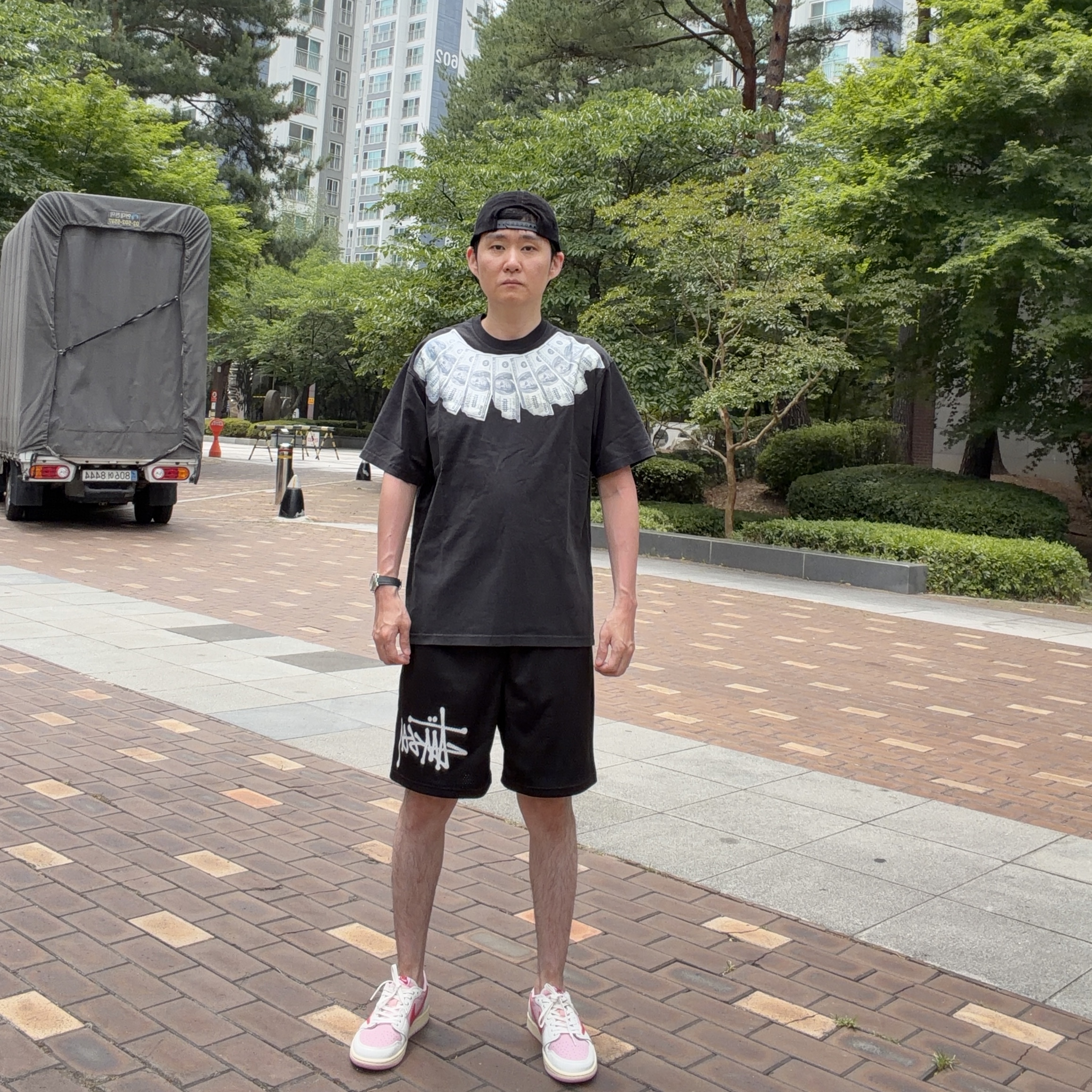 Supreme x MM6 Maison Margiela Money S/S Top Black - 26SS, Jordan 1 x Travis Scott Retro Low OG SP Sail Tropical Pink 착용 스타일 - 3
