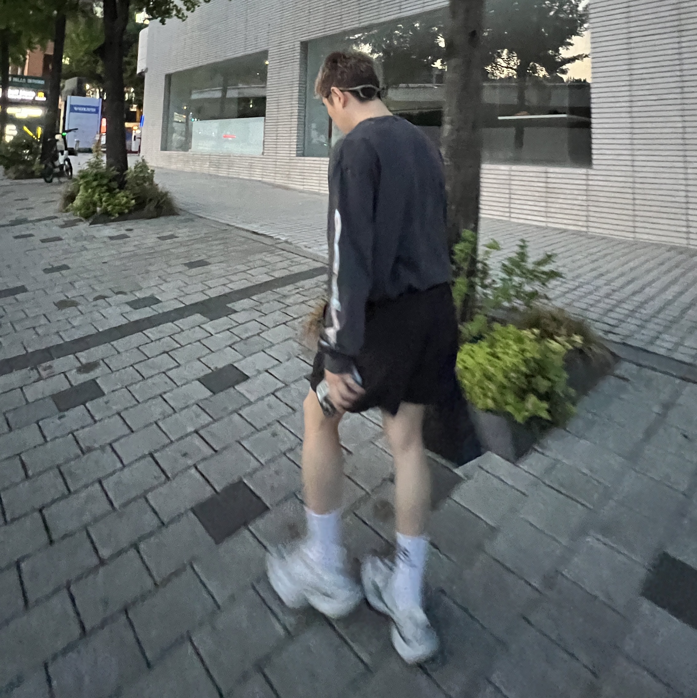 Oakley x Satisfy Mothtech Long T-Shirt Aged Black, Balenciaga Circuit Sneaker White Silver 착용 스타일 - 3
