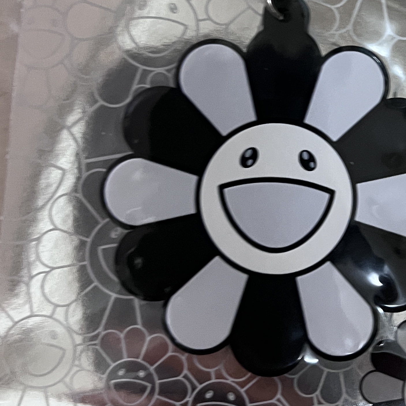Kaikai Kiki Flower Rubber Keyring Gray Black 착용 스타일