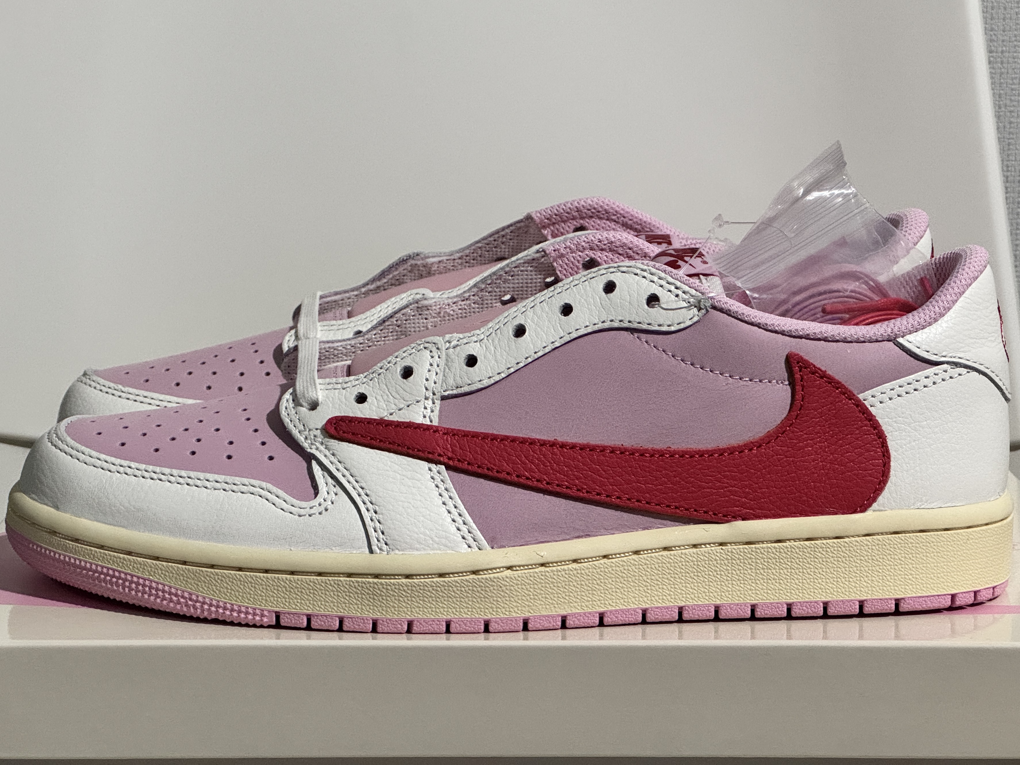 Jordan 1 x Travis Scott Retro Low OG SP Sail Tropical Pink 착용 스타일