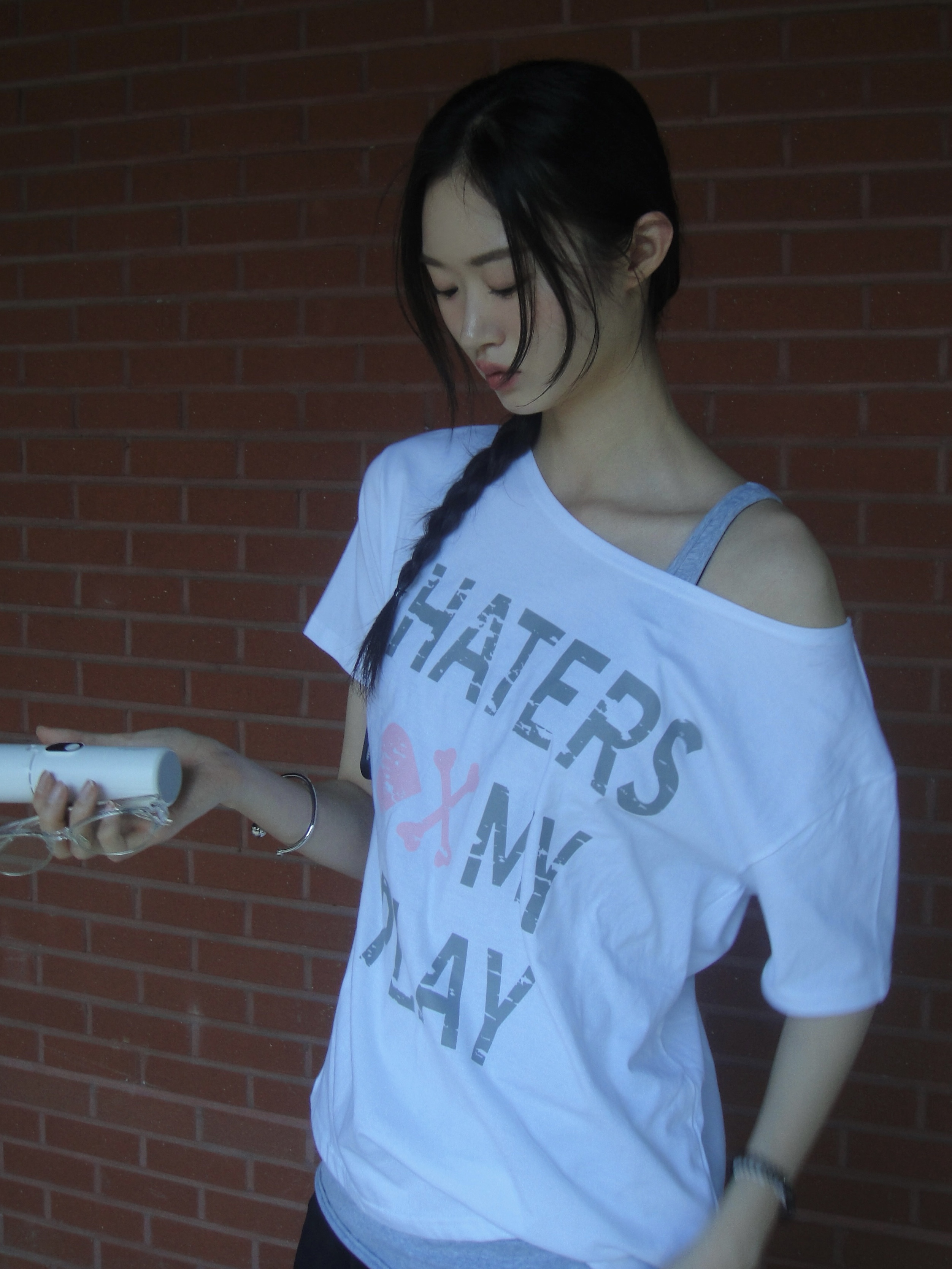 SLEEKGLOW HATERS One-Shoulder T-Shirt White 착용 스타일 - 2