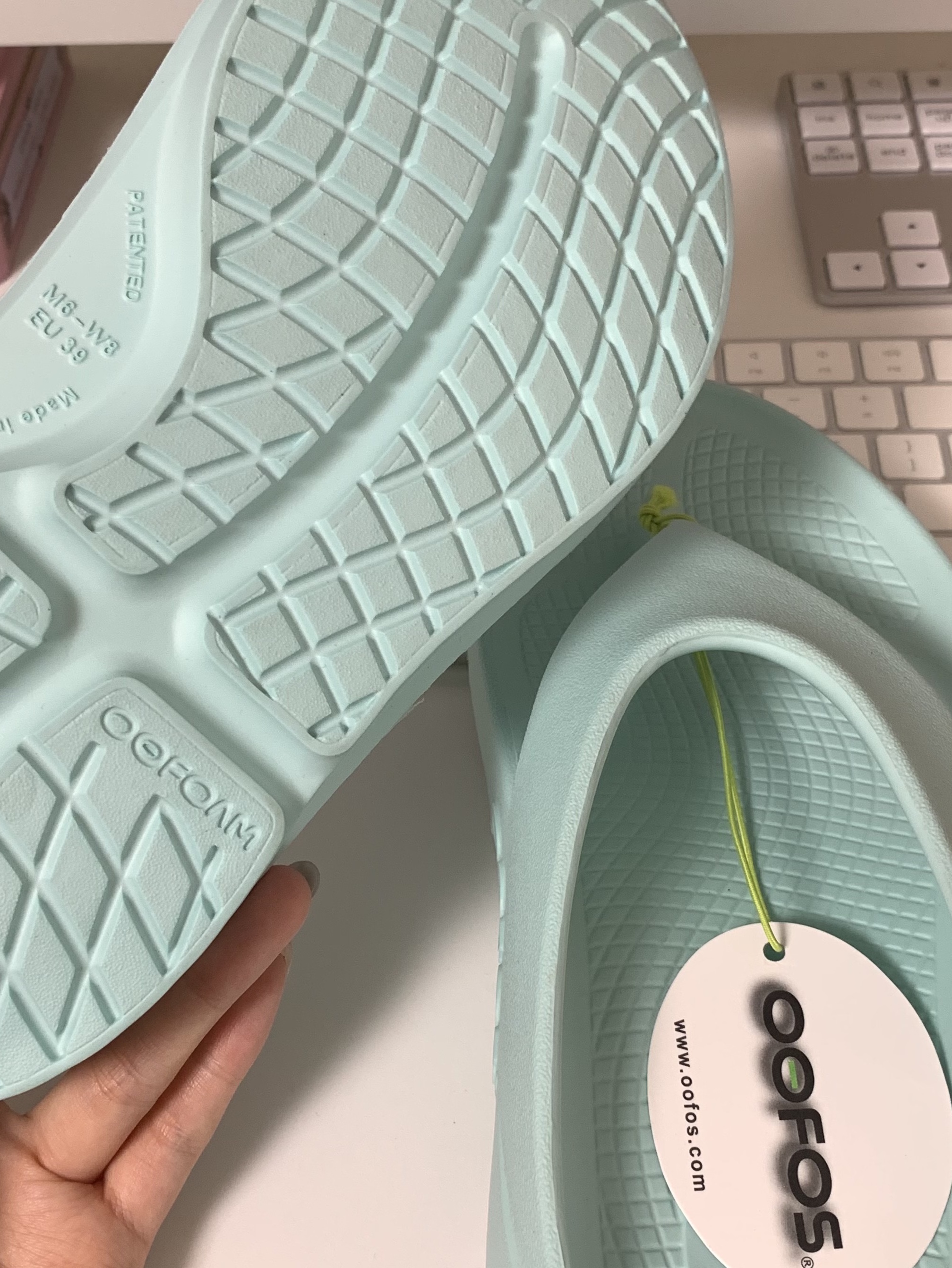 [10% 적립] OOFOS OOriginal + Bright Lime Unisex Flip-Flops 착용 스타일 - 6