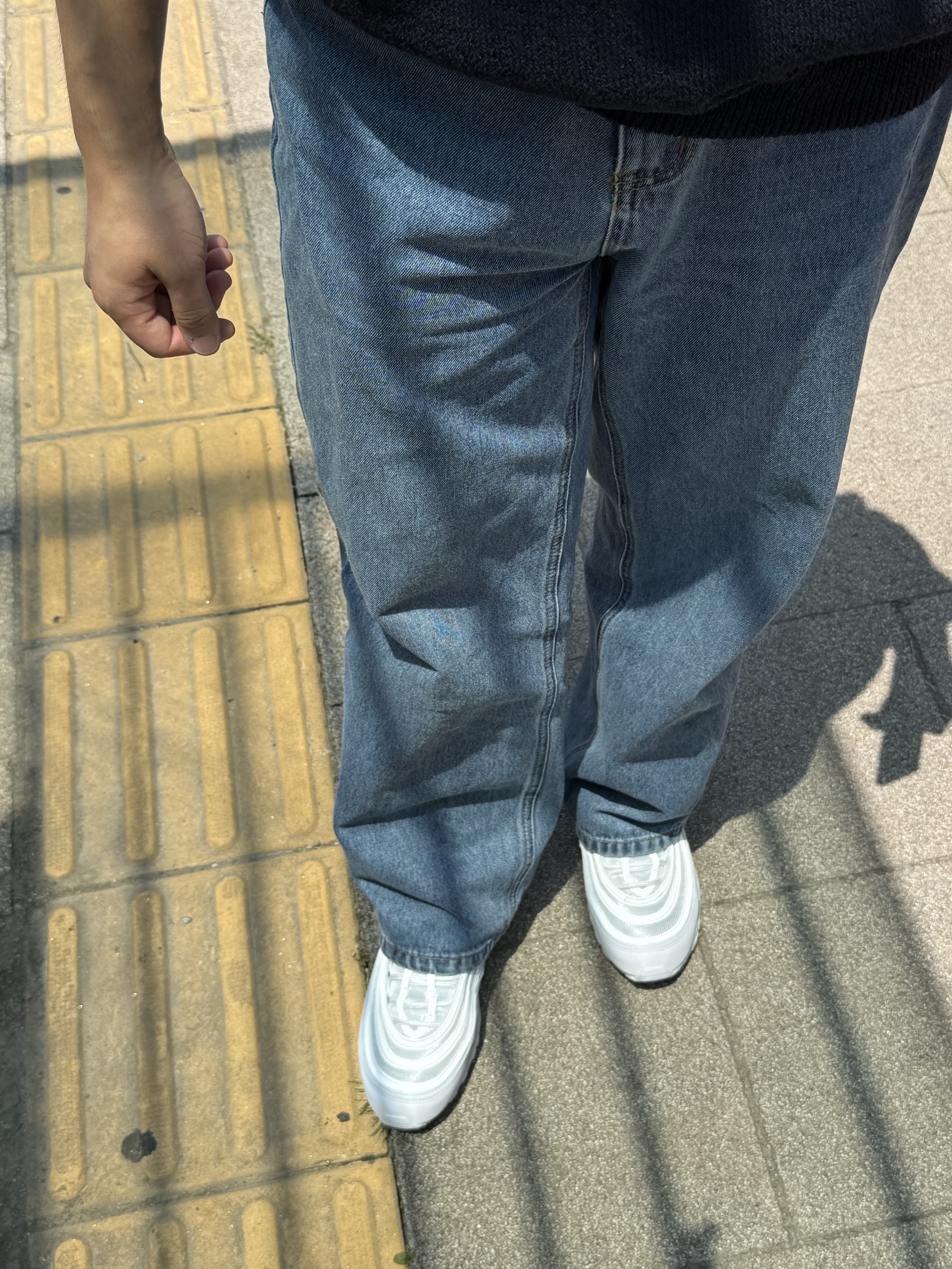 Nike Air Max 97 Triple White Wolf Grey 착용 스타일