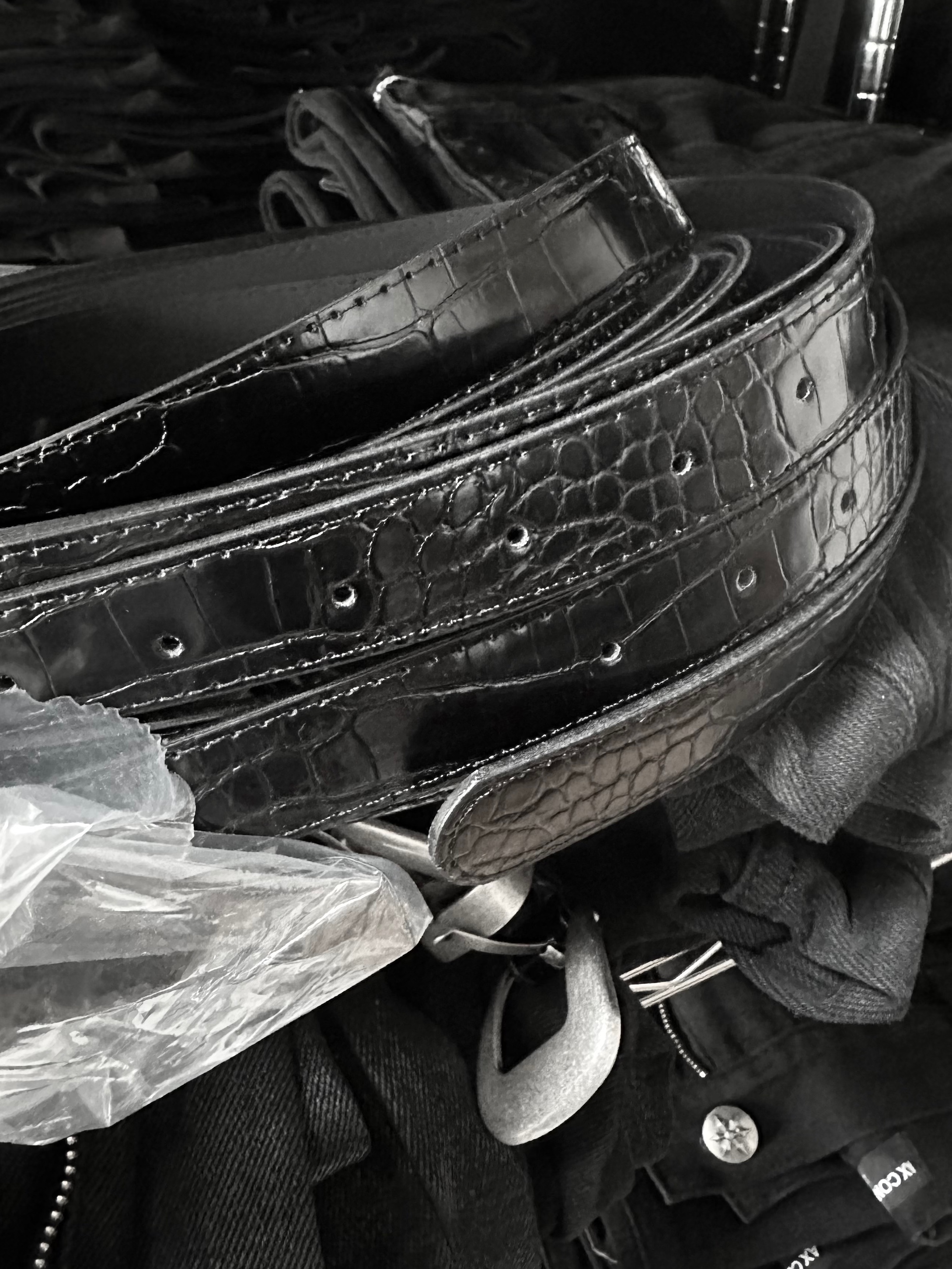 AX CONNECTION Crocodile Texture Belt 착용 스타일