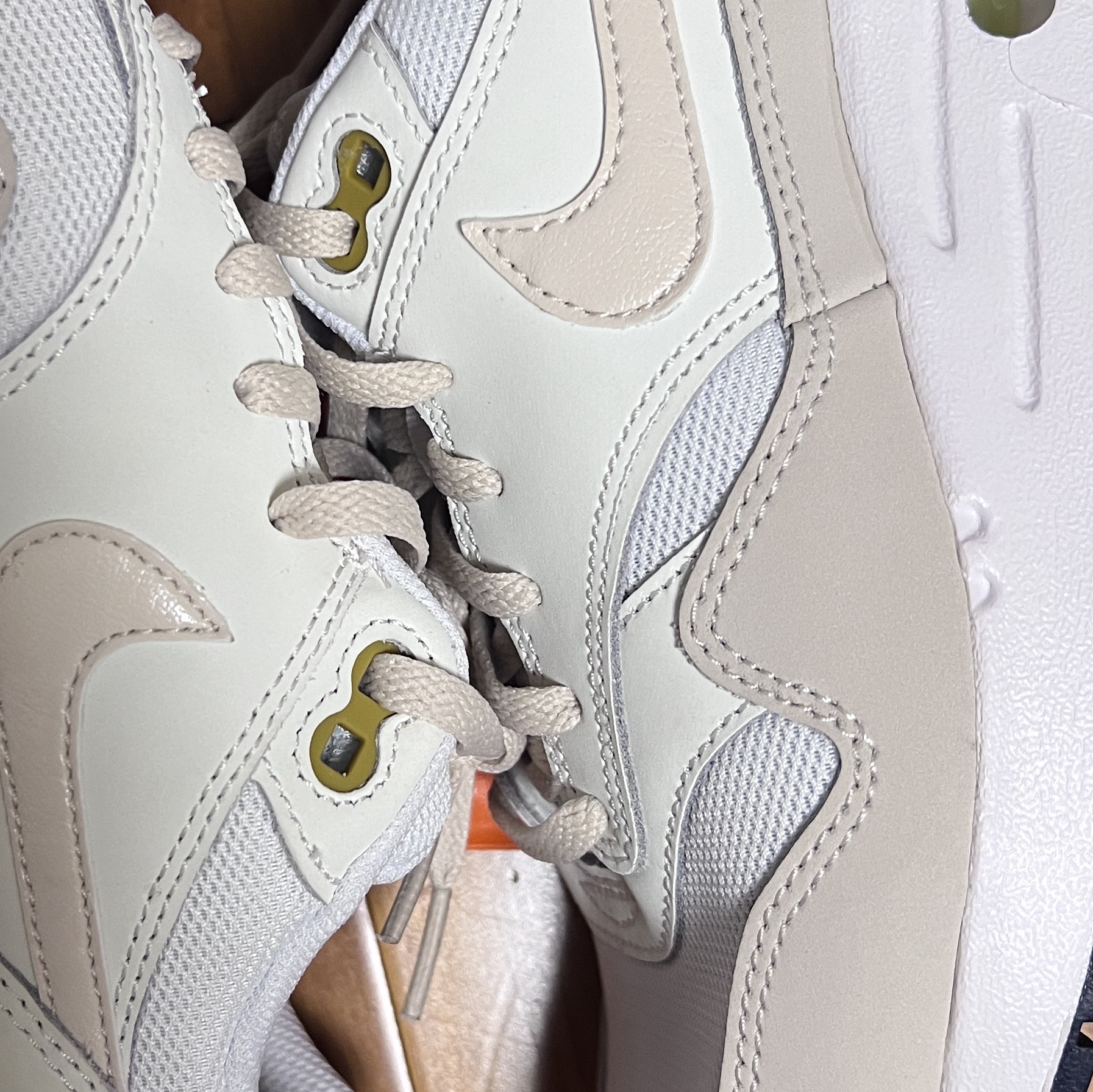 (GS) Nike Air Max 1 White Bronzine 착용 스타일
