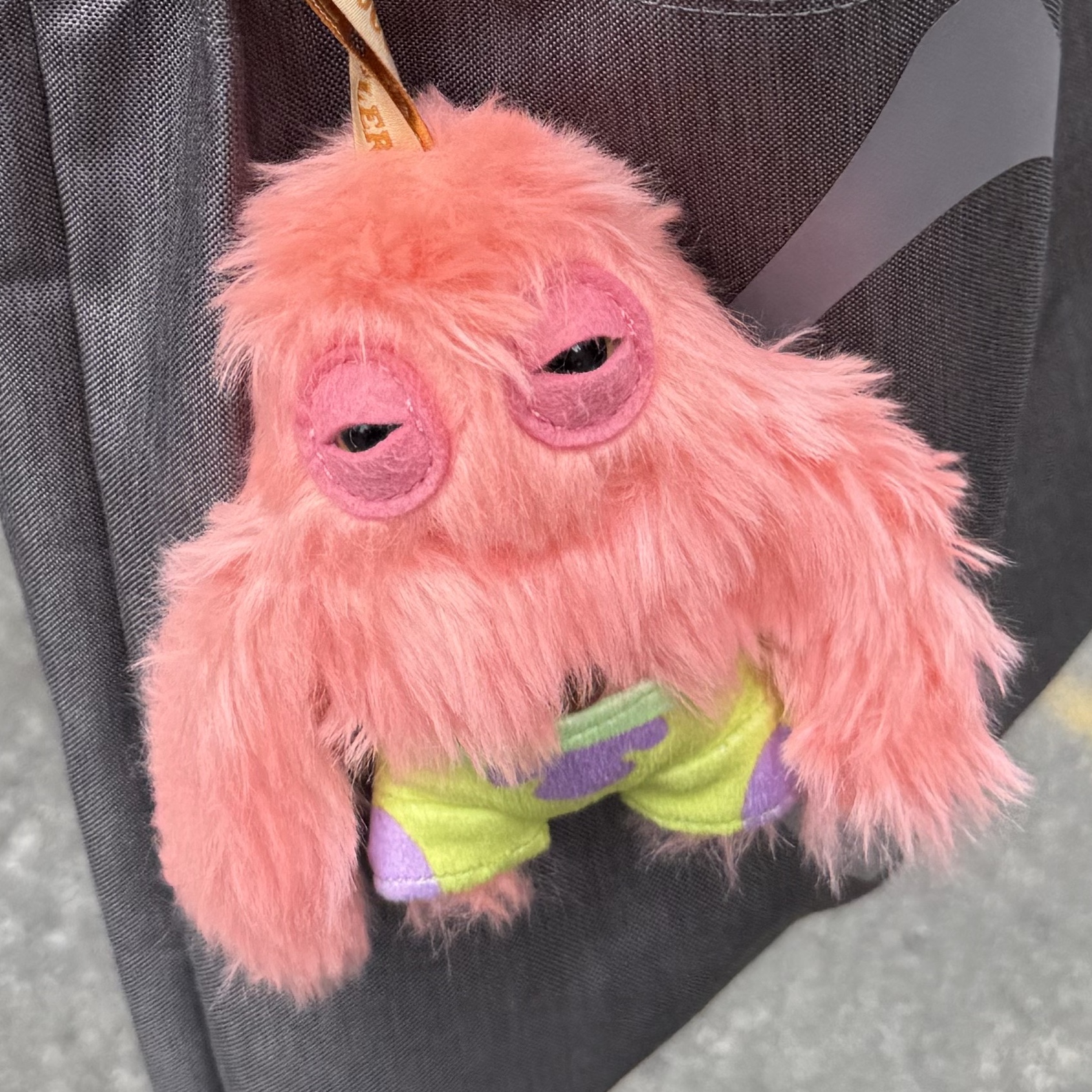 Fuggler x SpongeBob Patrick Star Keyring Pink 착용 스타일