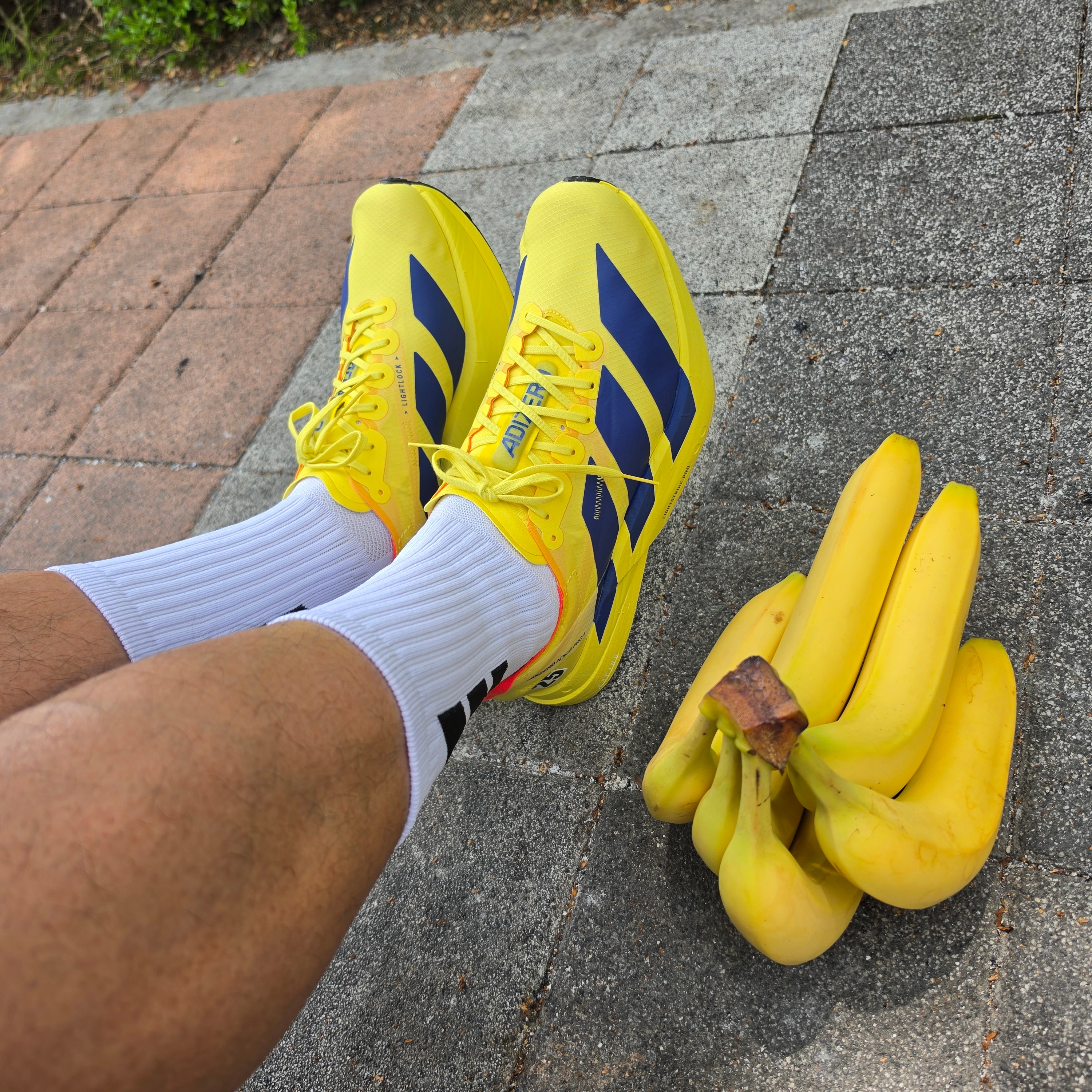 Adidas Adizero Adios Pro 4 Pure Sulfur Lucid Blue 착용 스타일