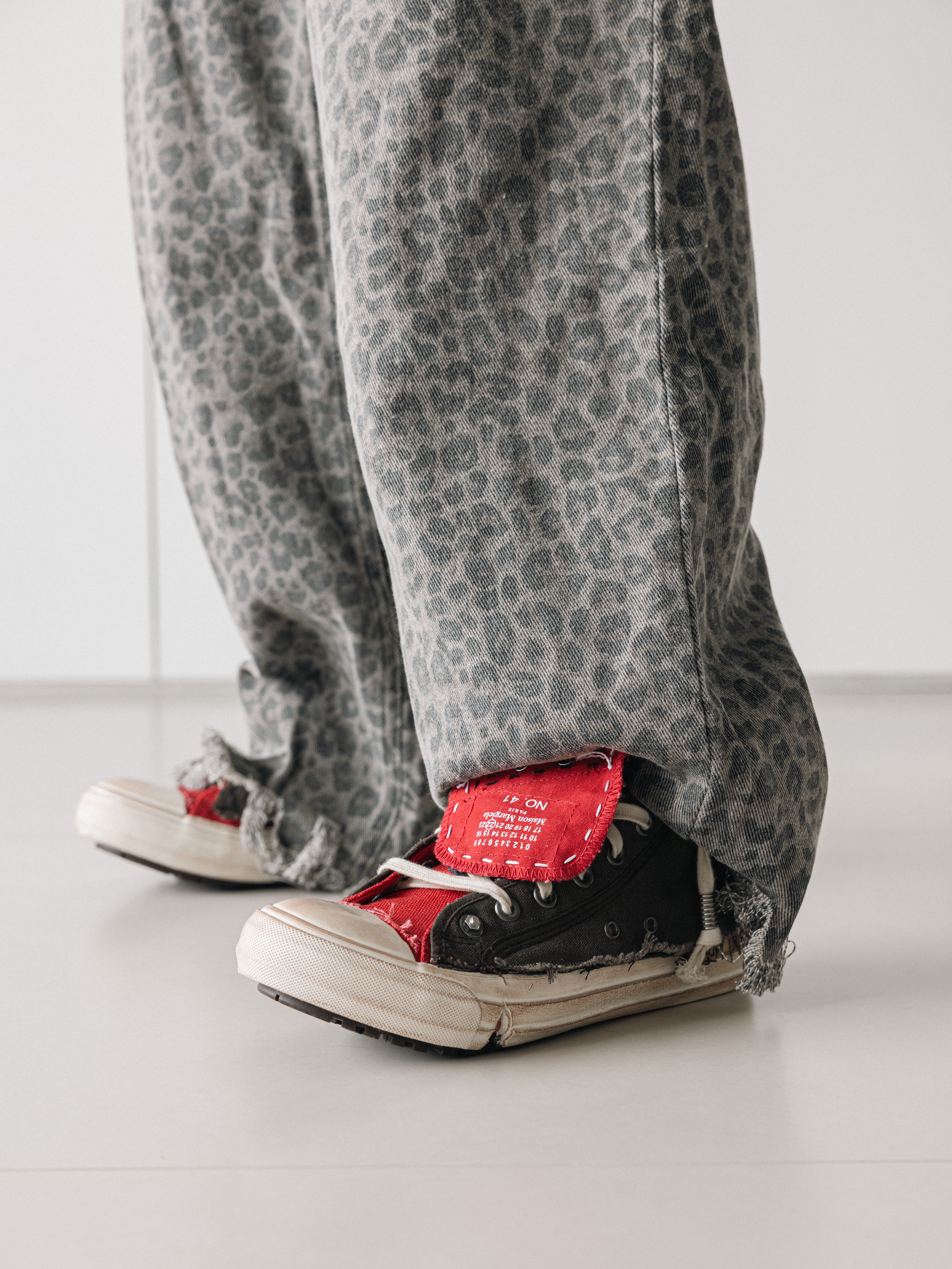 Maison Margiela Loved to Death Sneakers Red Brown 착용 스타일 - 4