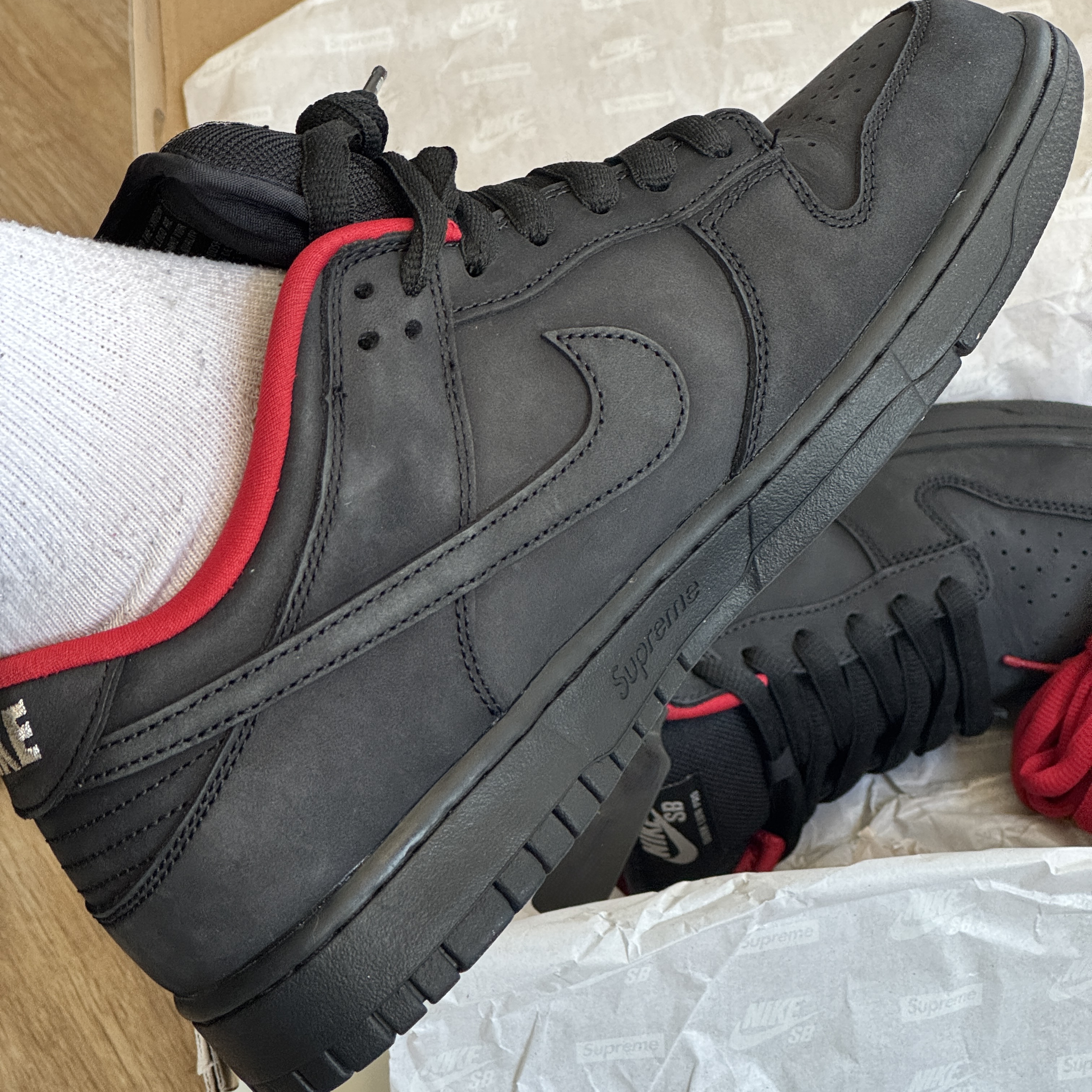 Nike x Supreme SB Dunk Low Black 착용 스타일
