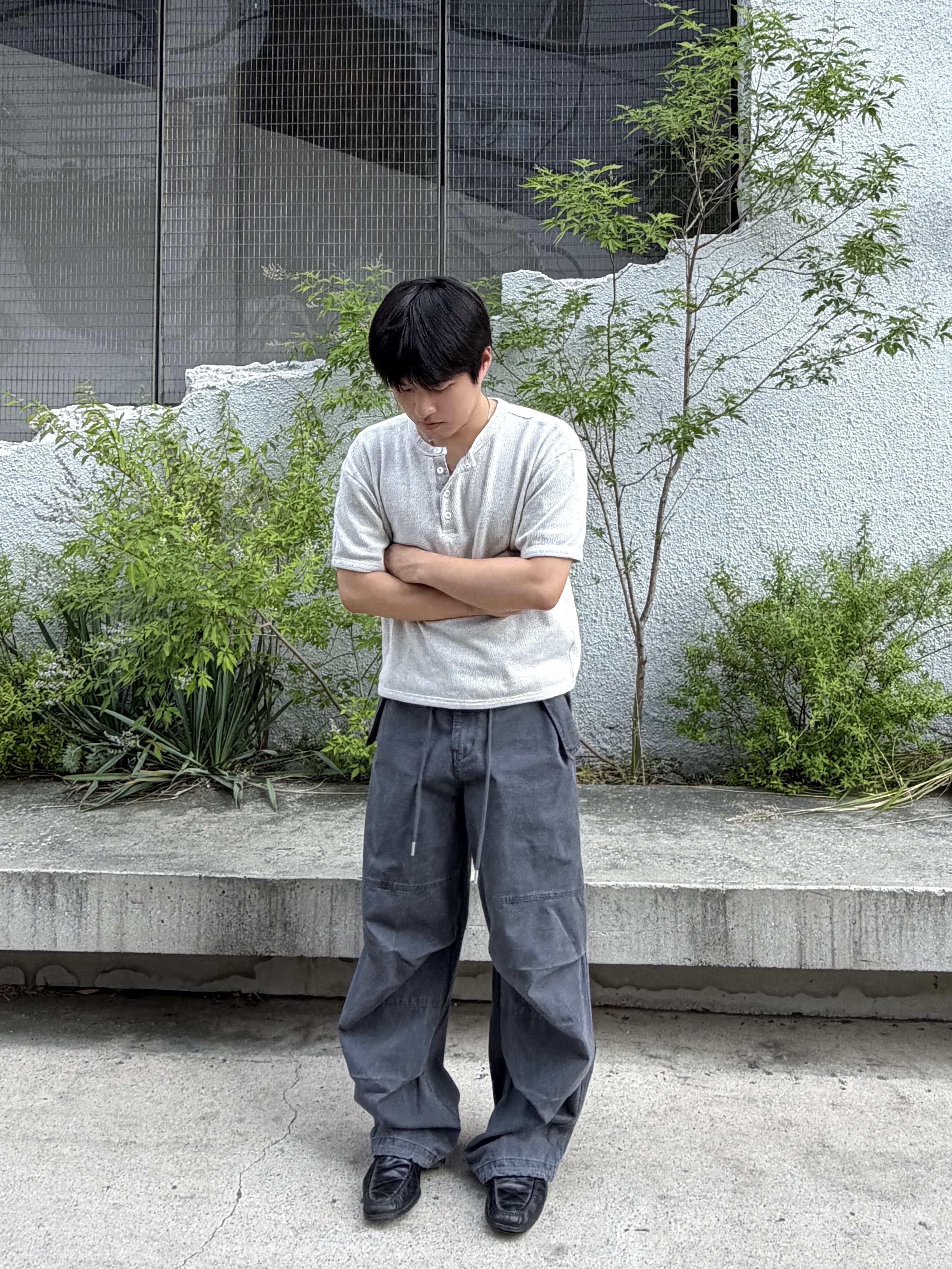 noun Henley Neck T-Shirts Oatmeal, noun Washed Panel Pants Charcoal 착용 스타일 - 2