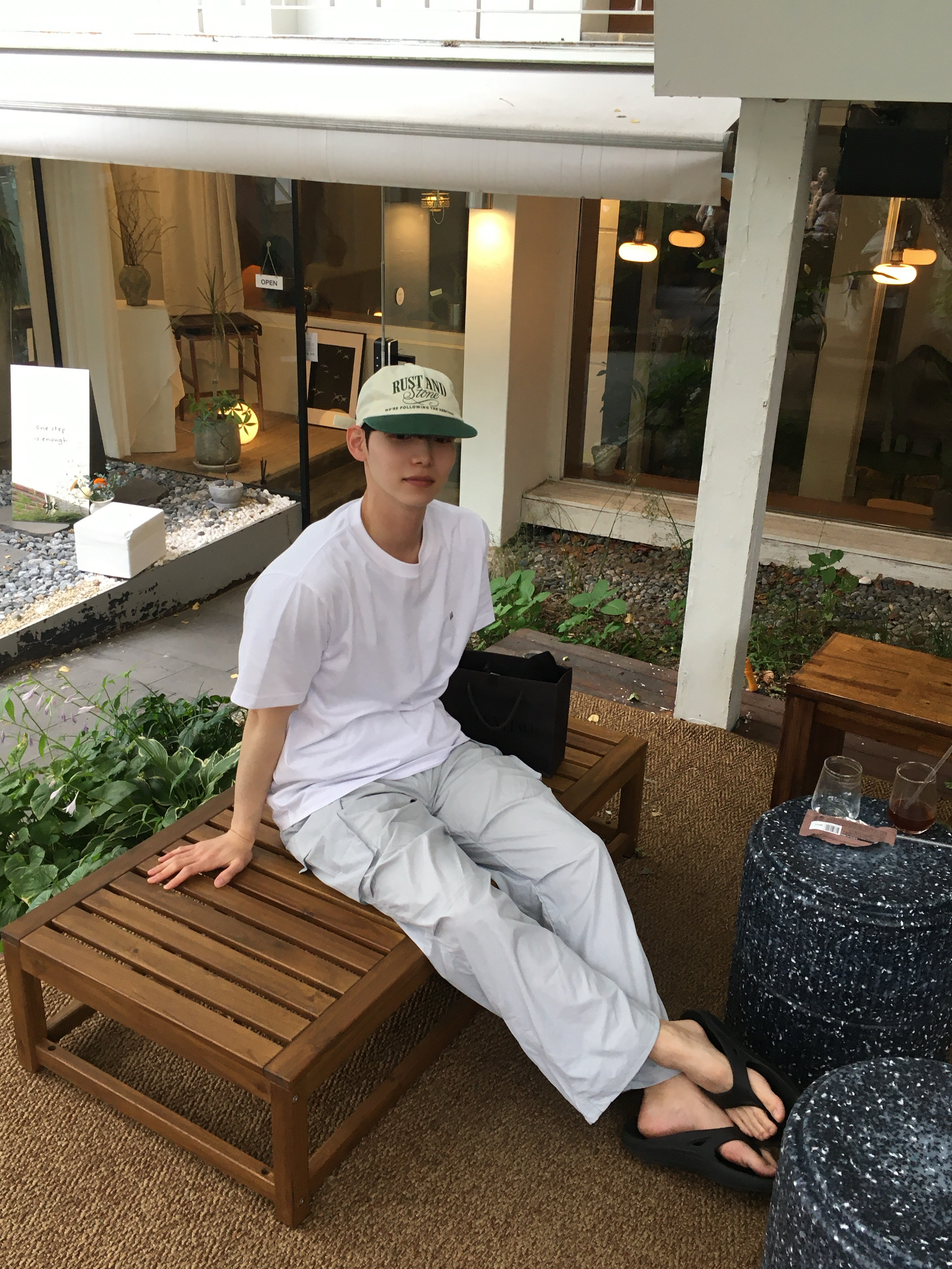 Oofos OOriginal Black, Rust And Stone Arch Logo Ball Cap Ivory Green 착용 스타일