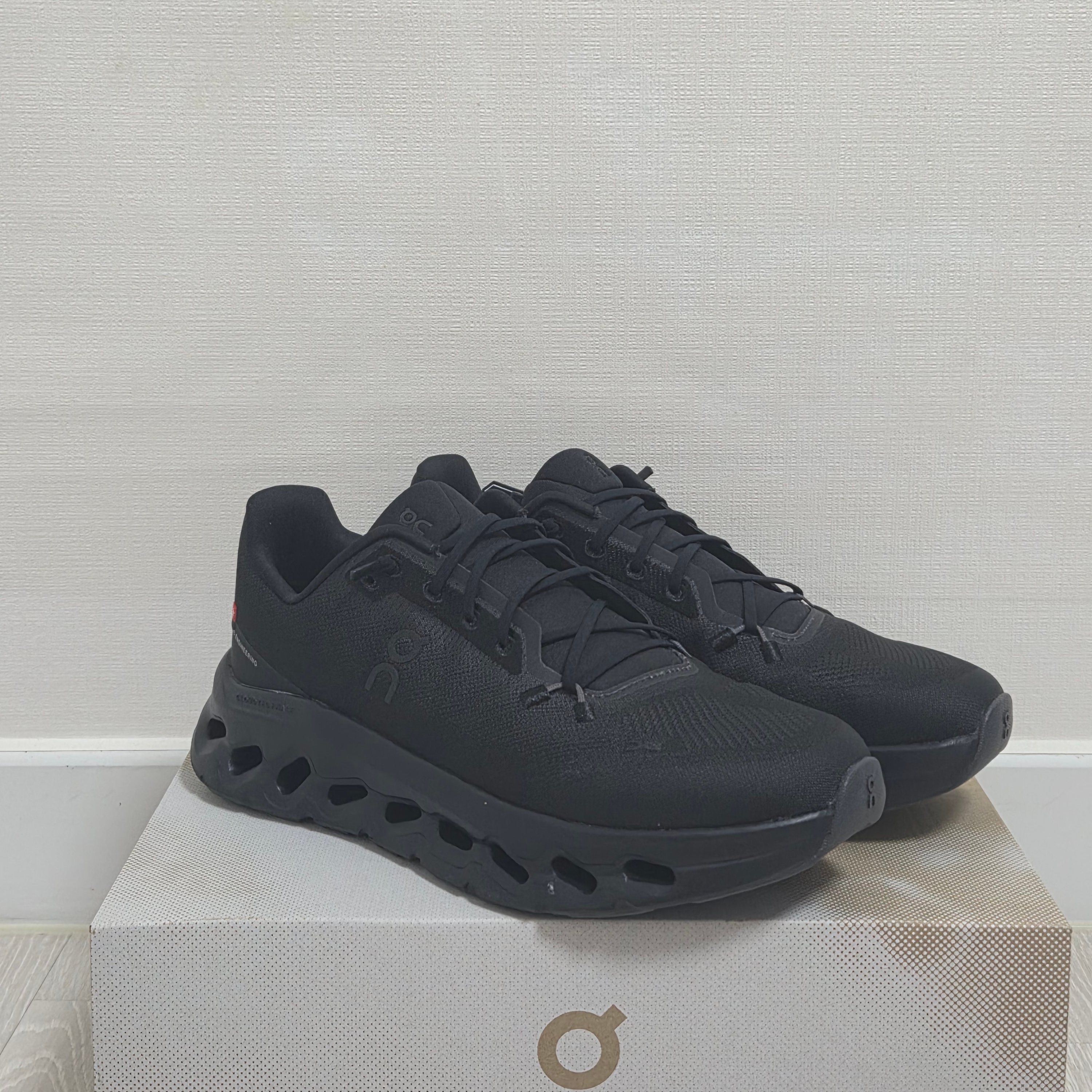 On Running Cloudtilt Eclipse Black 착용 스타일