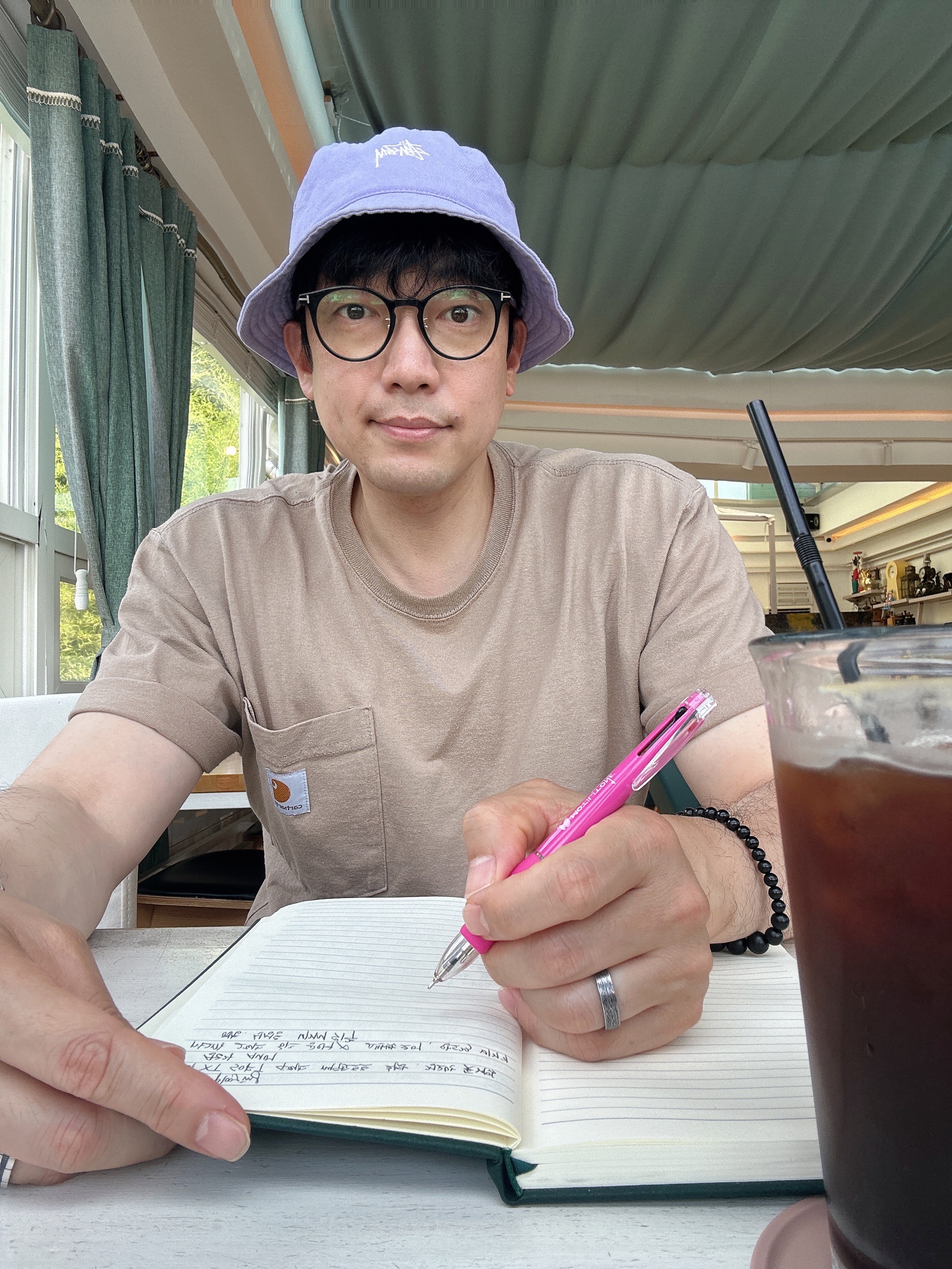 Stussy Stock Bucket Hat Ultra Violet, Carhartt Loose Fit Heavyweight Regular Short Sleeve Pocket T-Shirt Desert 착용 스타일 - 1
