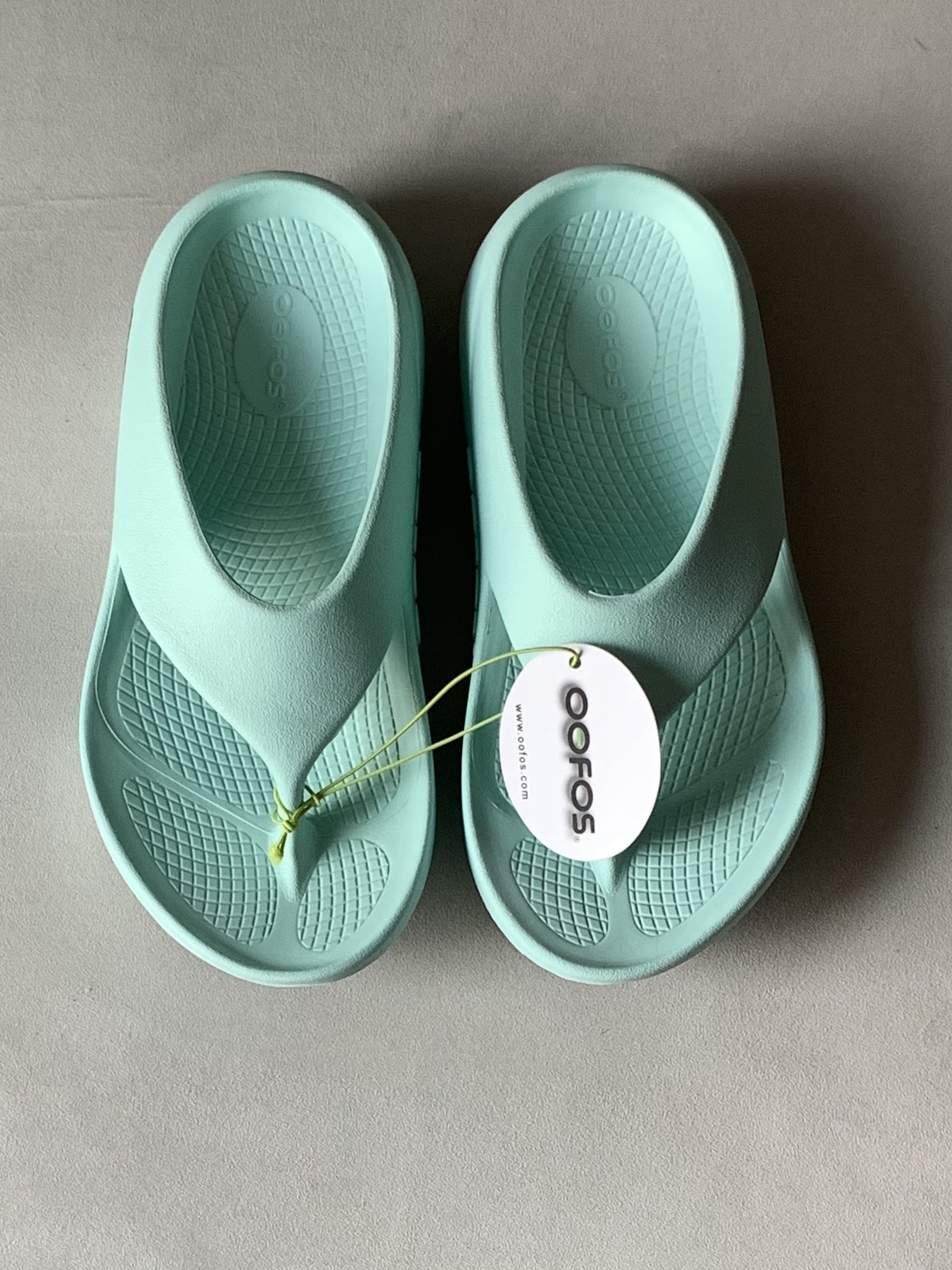 [10% 적립] OOFOS OOriginal + Bright Lime Unisex Flip-Flops 착용 스타일