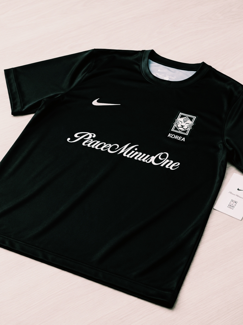 Nike x Peaceminusone Korea Academy Pro Short-Sleeve Football Top Black White 착용 스타일 - 2