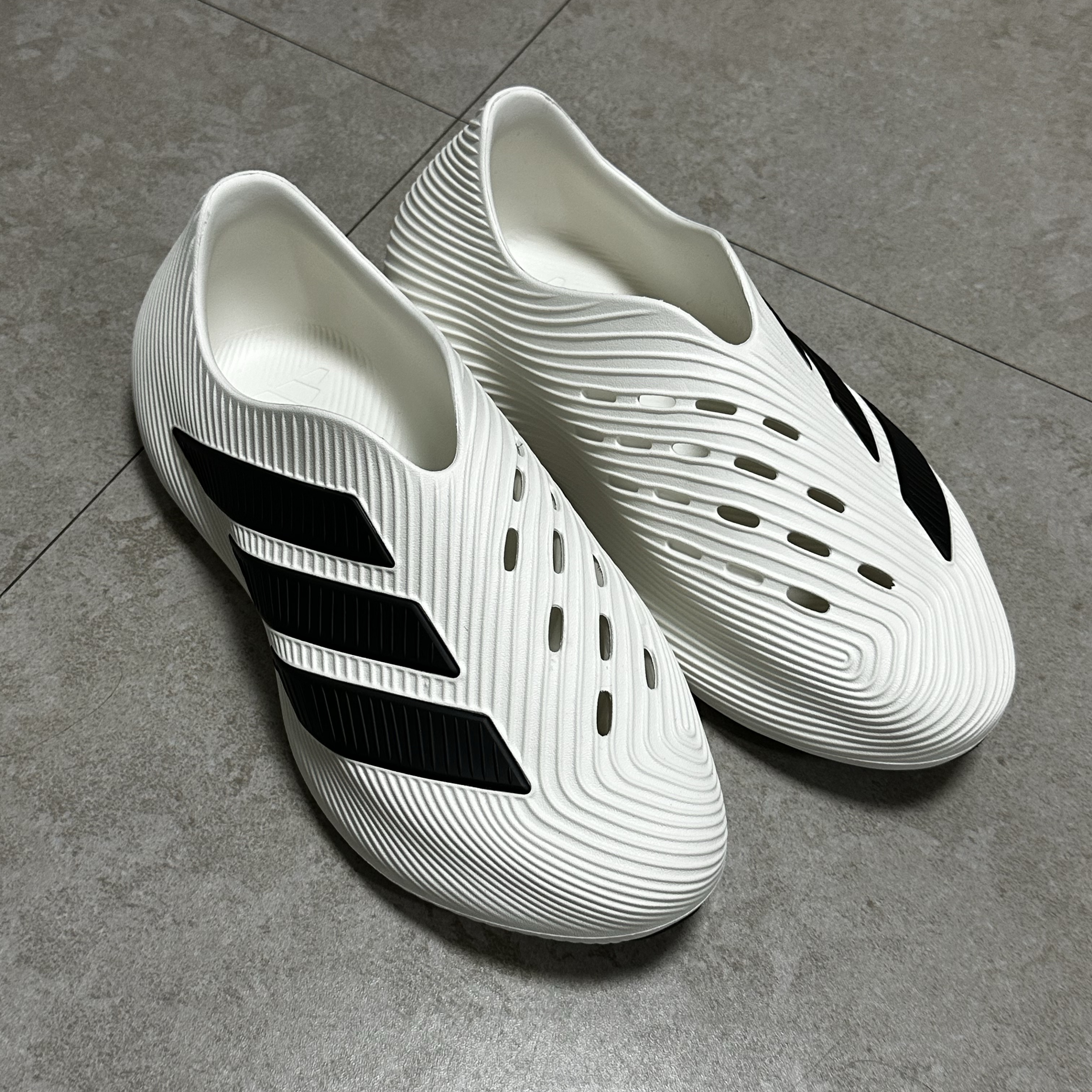 Adidas Purechill Core White Core Black 착용 스타일 - 1