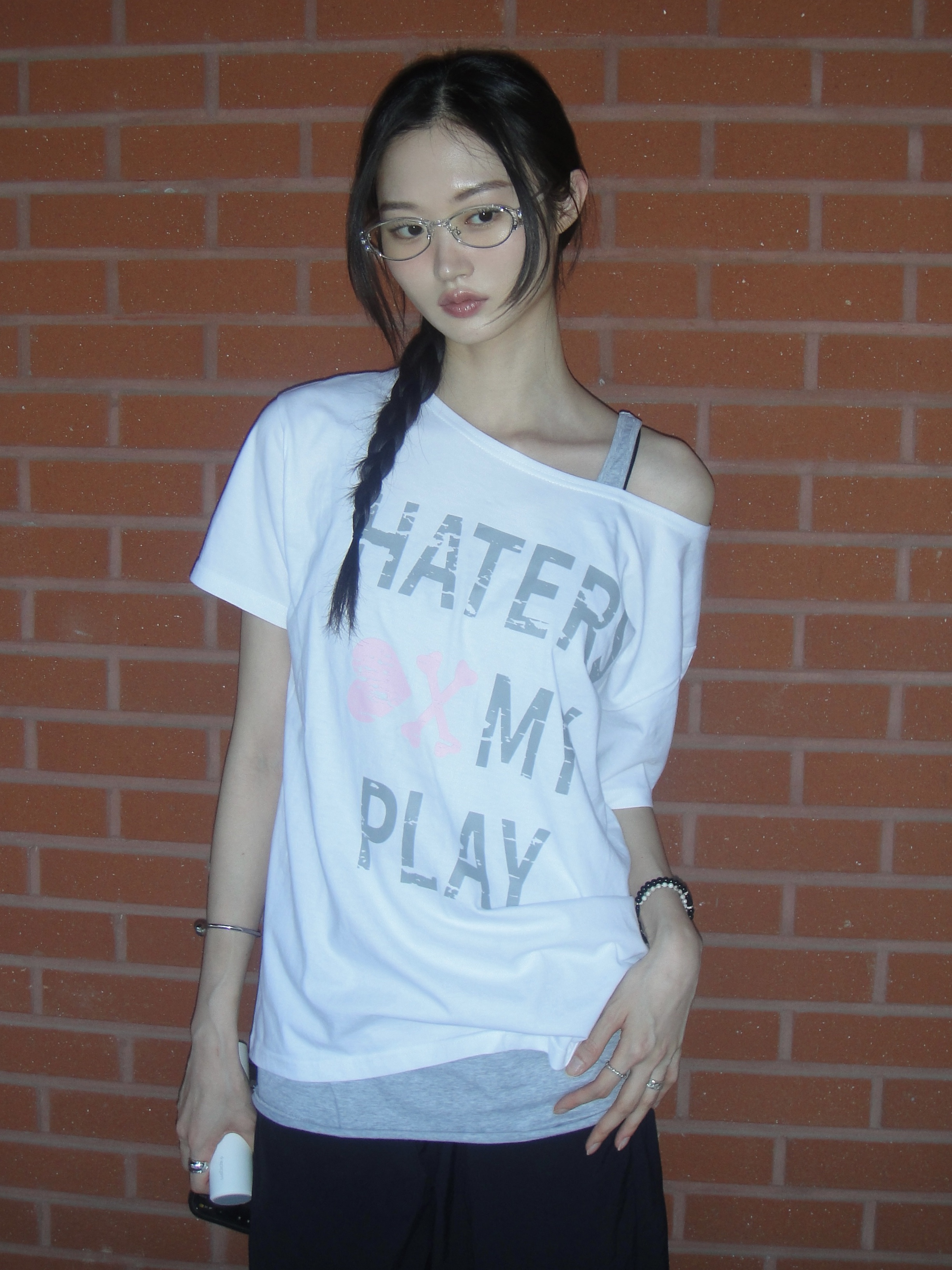 SLEEKGLOW HATERS One-Shoulder T-Shirt White 착용 스타일 - 1