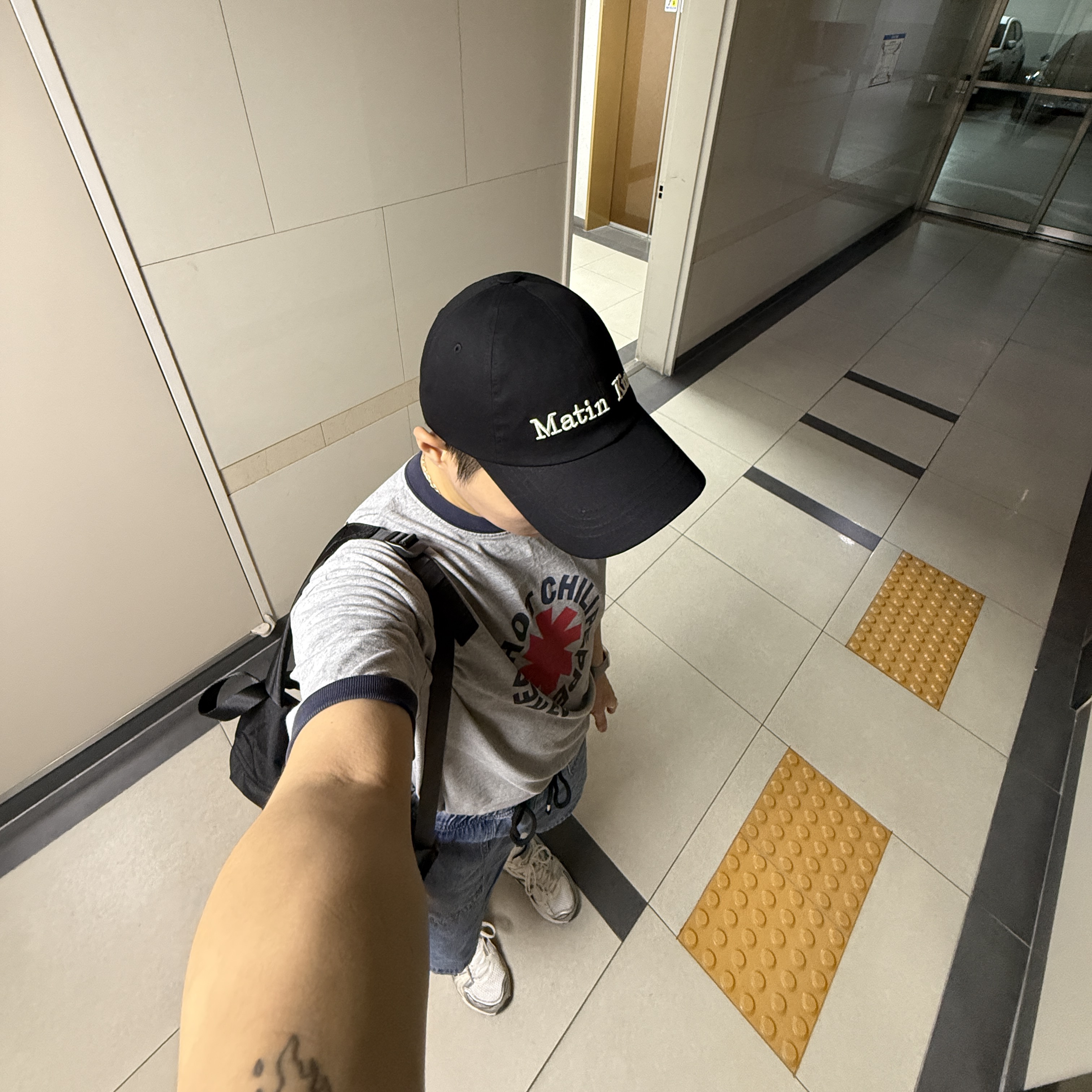 Matin Kim Matin Classic Logo Ball Cap in Black 착용 스타일