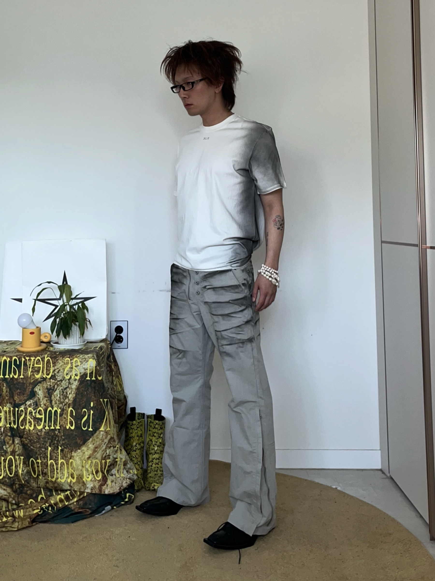 BLR Spray Washed Semi-Flare Pants Beige, BLR Silhouette Graphic Oversized T-Shirt Ivory 착용 스타일 - 4