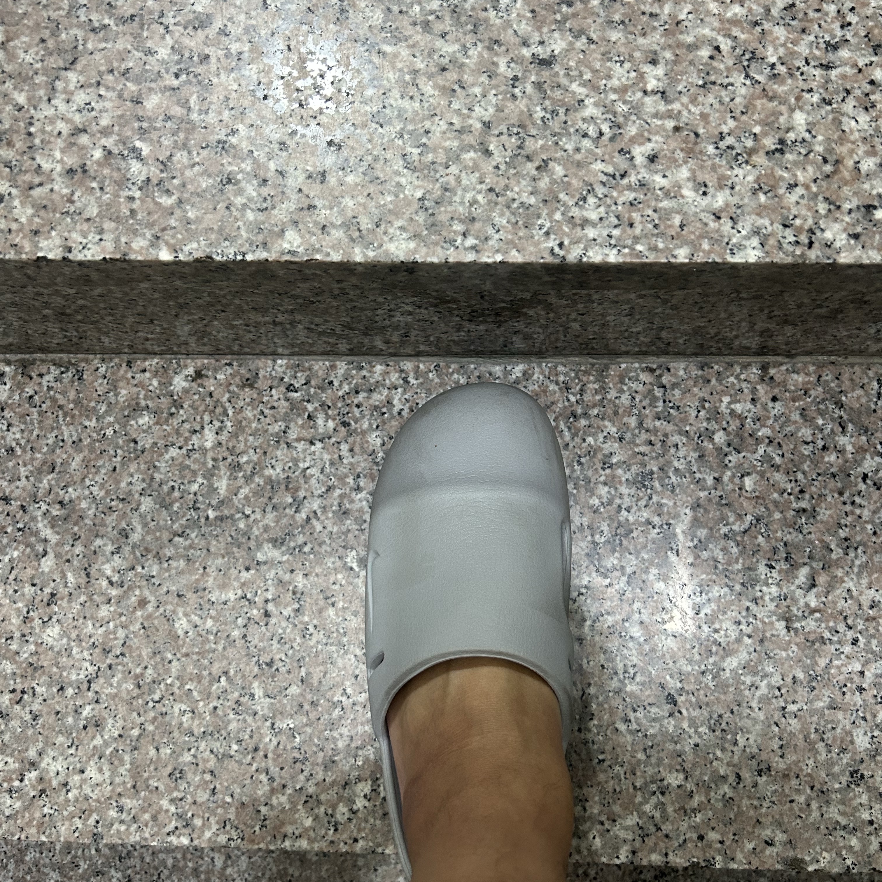 Nike Calm Mule Light Smoke Grey 착용 스타일