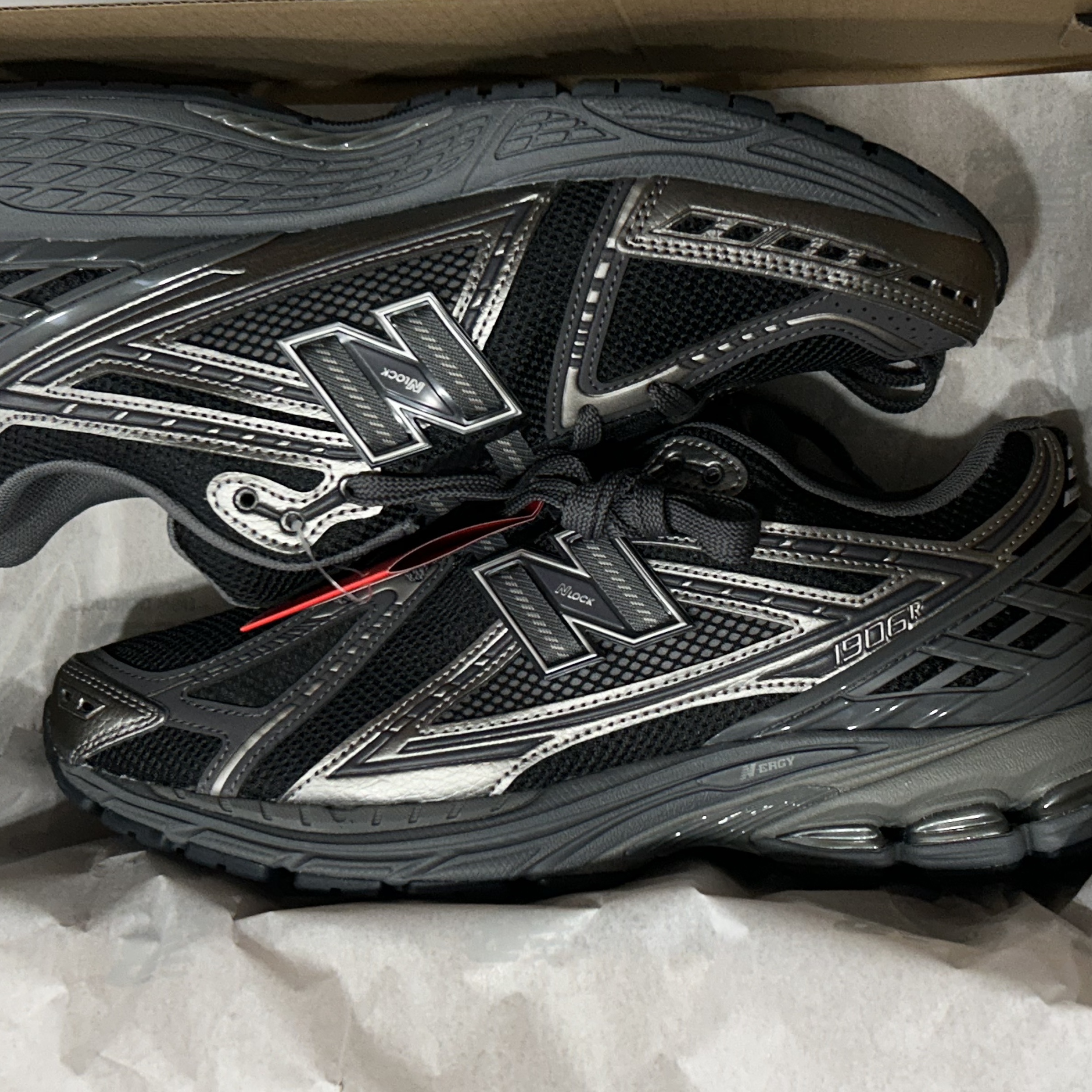 New Balance 1906R Black Silver Metallic 착용 스타일 - 3