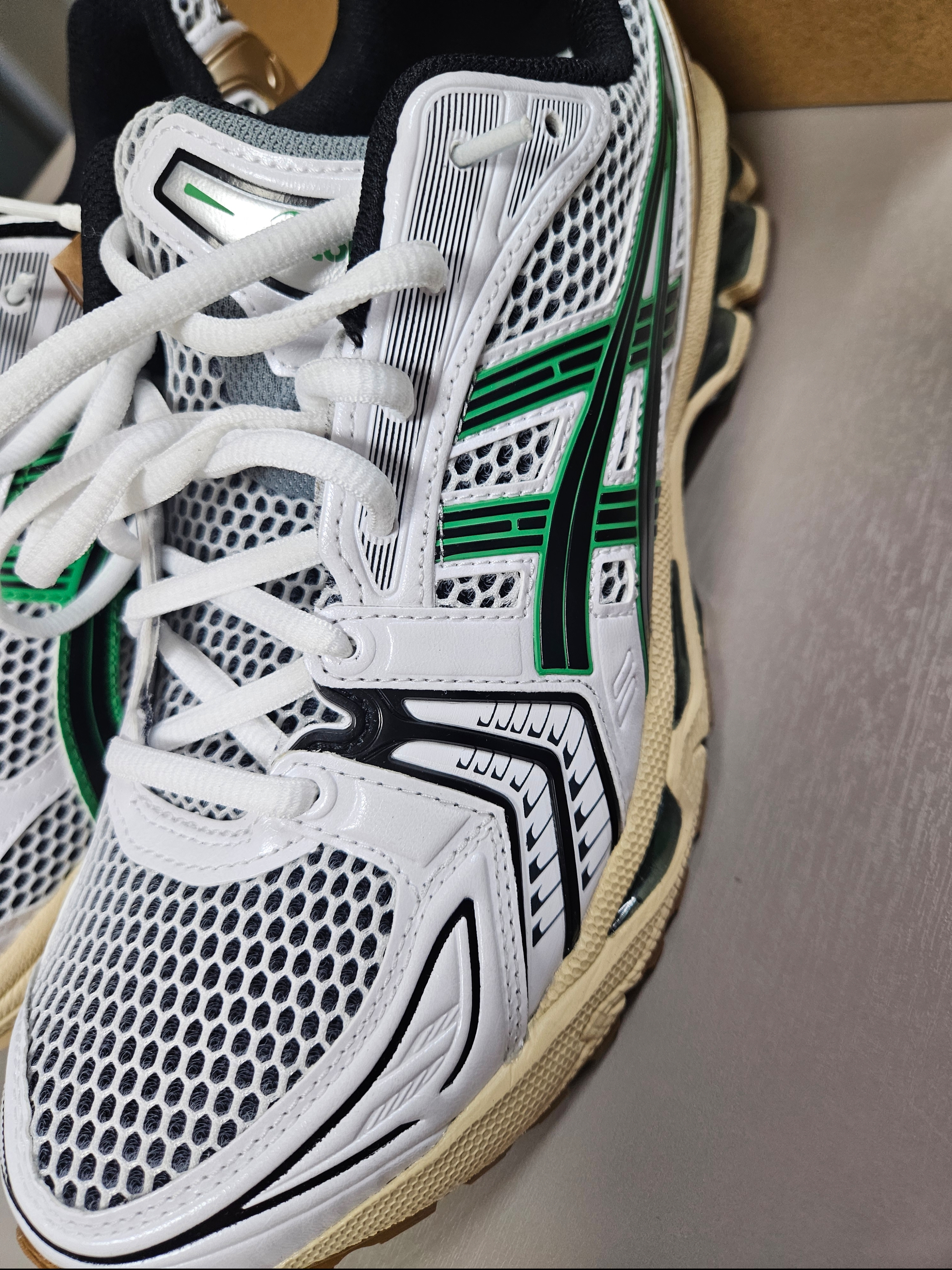 Asics Gel-Kayano 14 White Hinoki Beige 착용 스타일 - 1