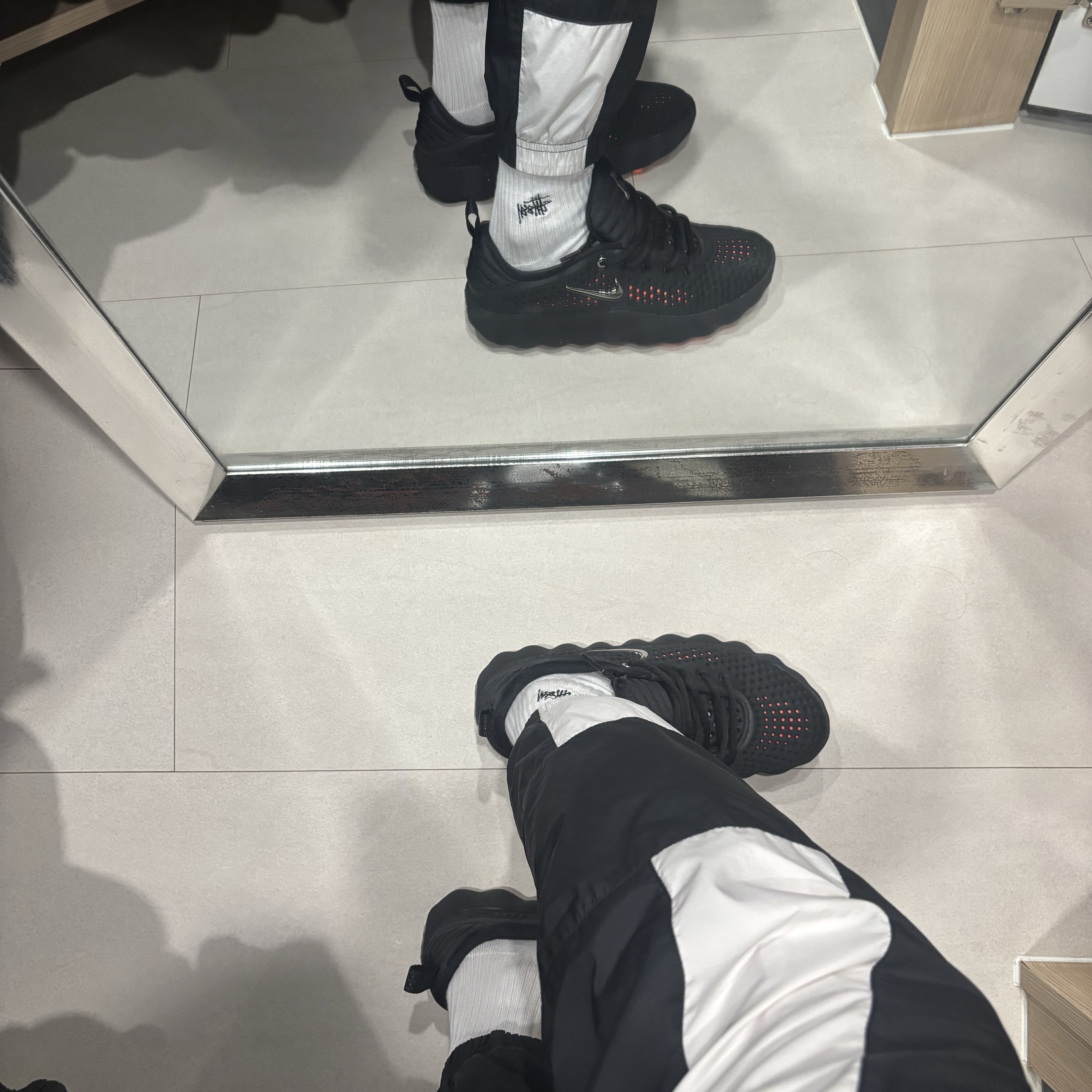 Nike Mind 002 Black Hyper Crimson 착용 스타일 - 2