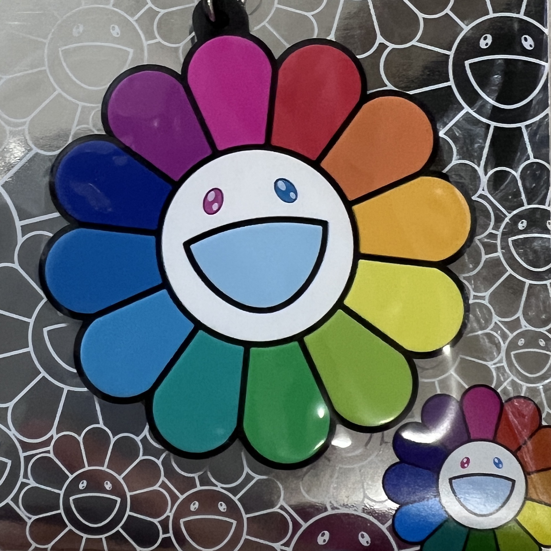 Kaikai Kiki Flower Rubber Keyring Rainbow White 착용 스타일