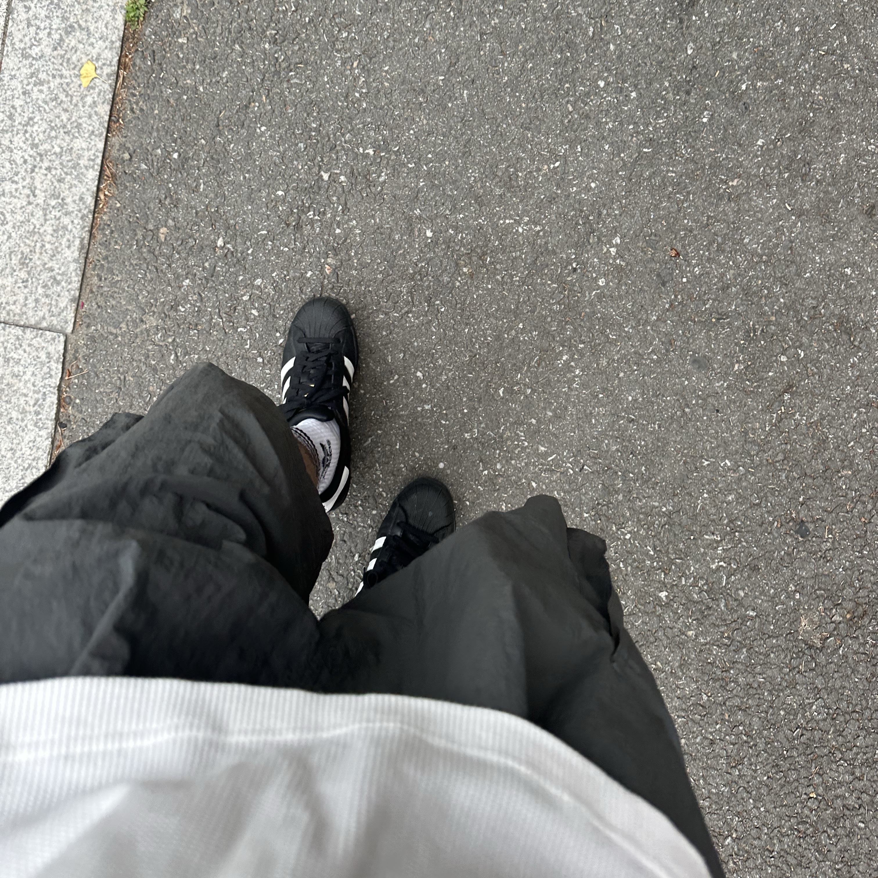Adidas Superstar Core Black White 착용 스타일