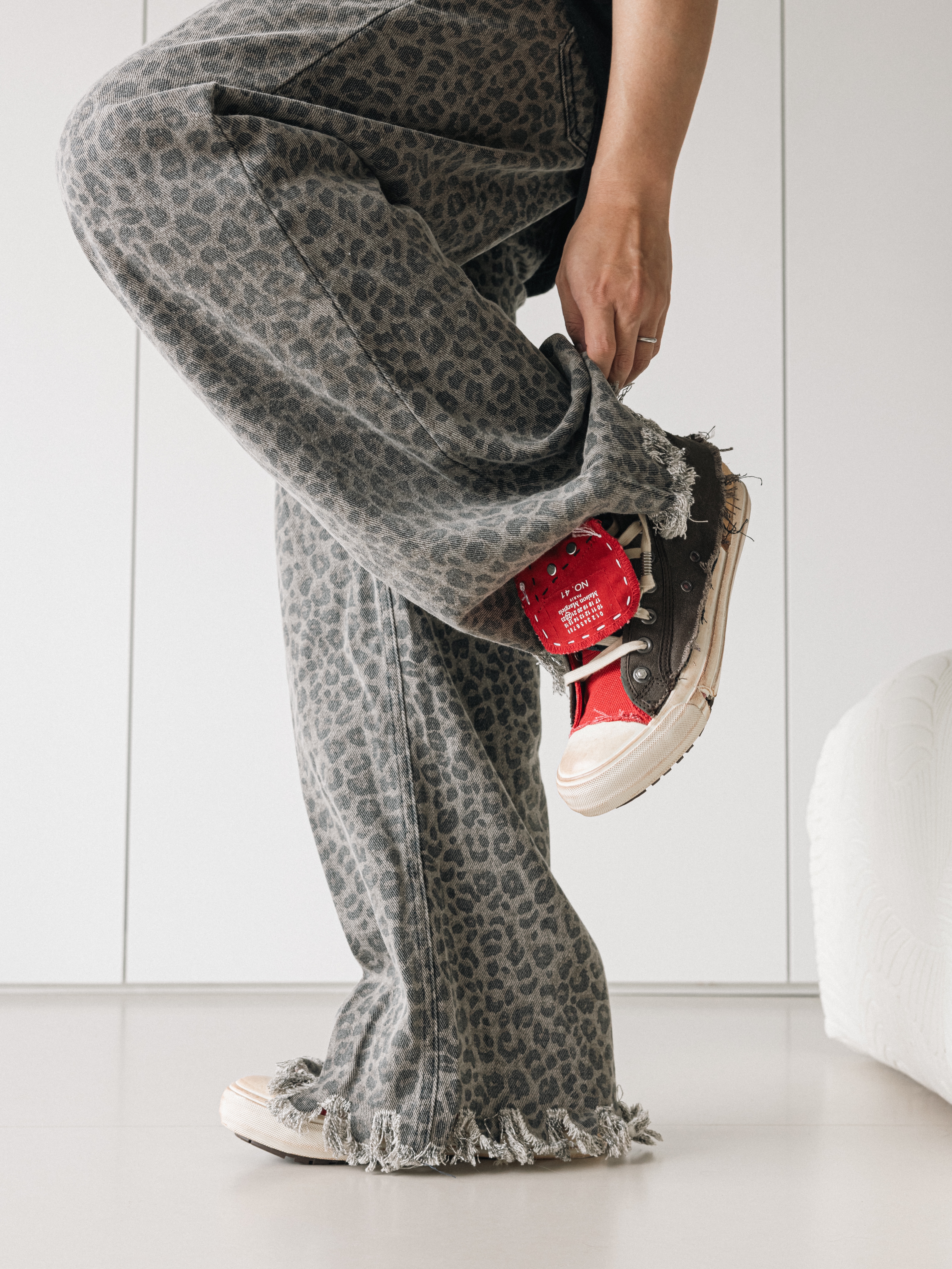 Maison Margiela Loved to Death Sneakers Red Brown 착용 스타일 - 2
