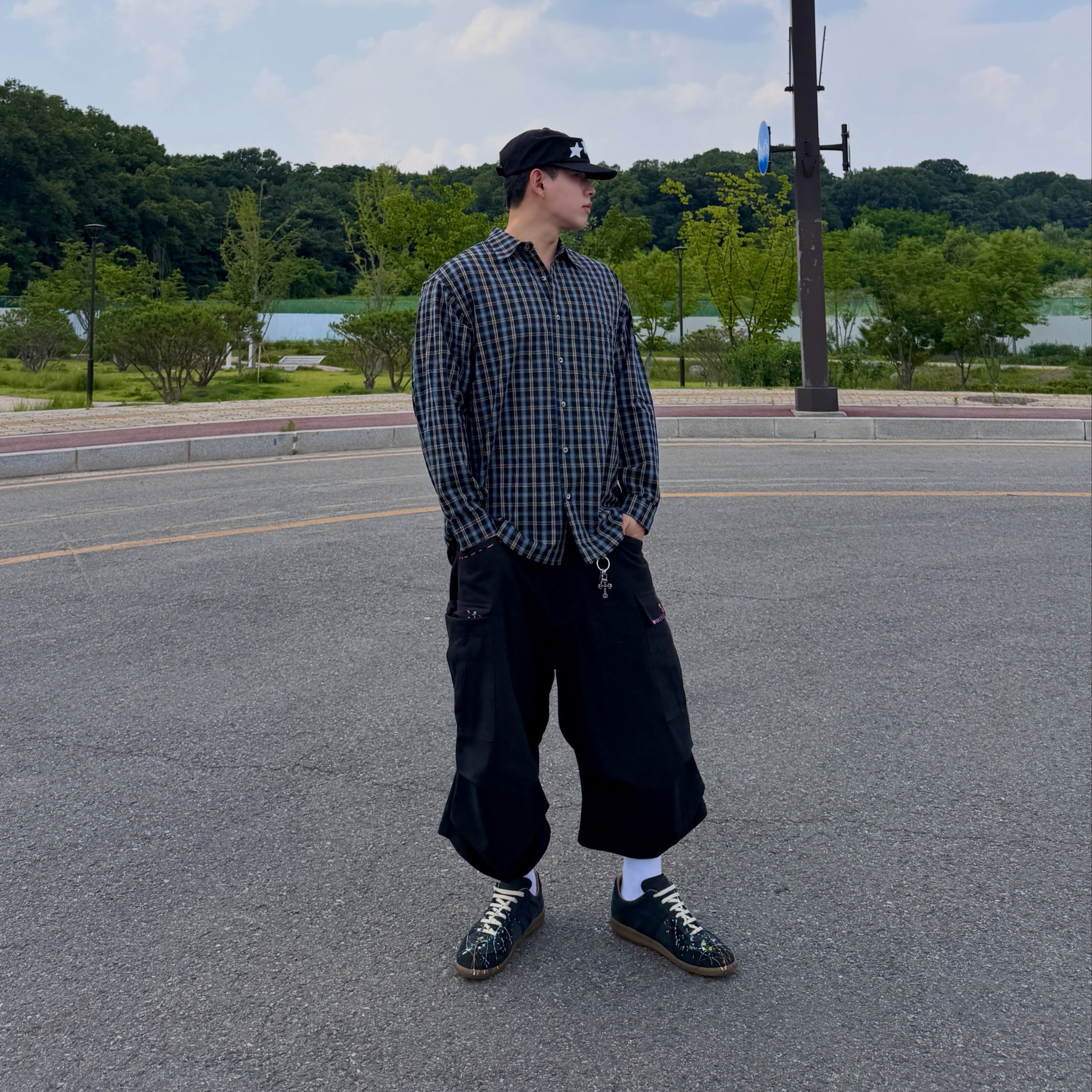 Maison Margiela Replica Paint Drop Sneakers Black, Nonnod Side Cargo Shorts Black 착용 스타일 - 1
