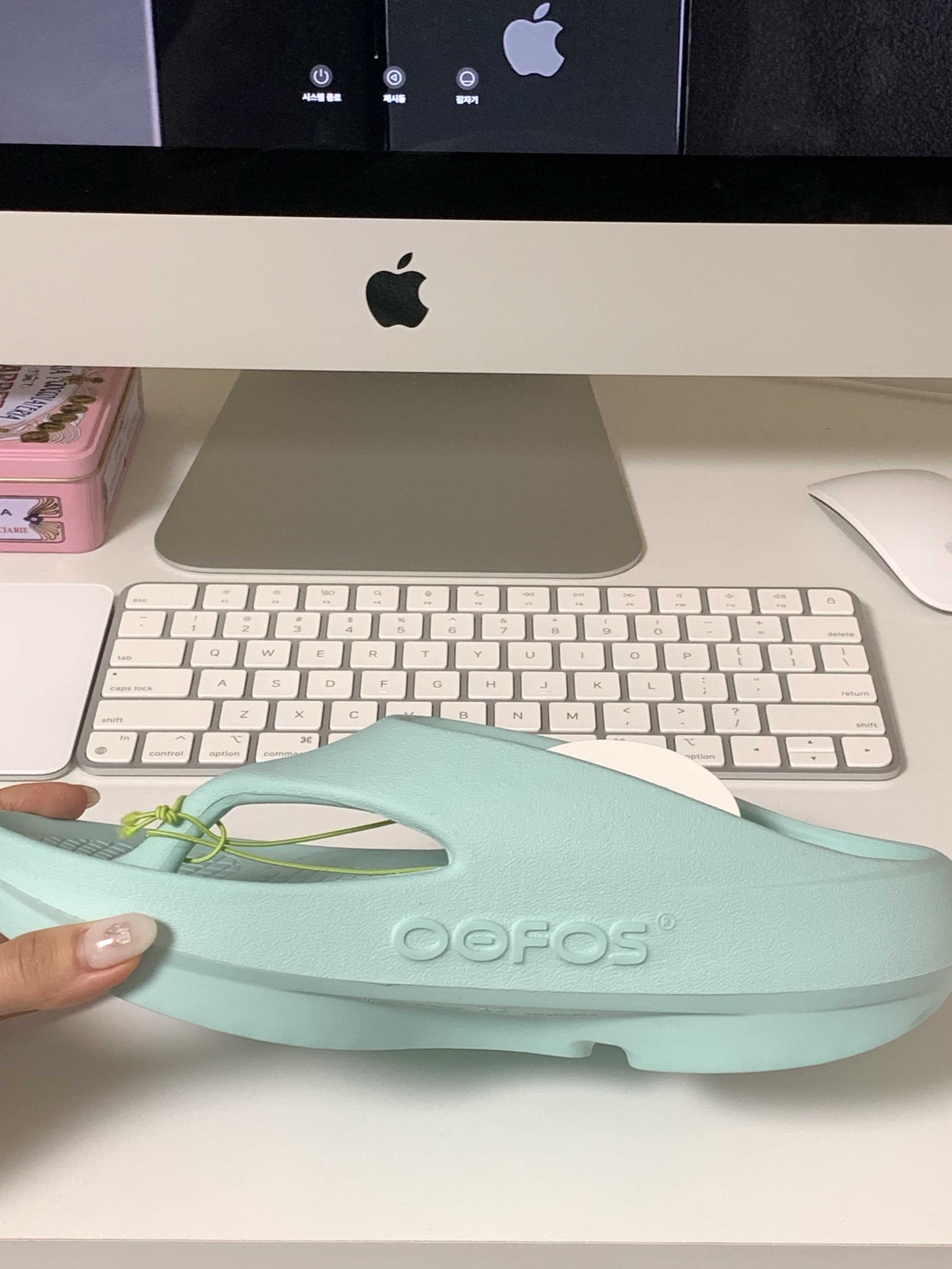 [10% 적립] OOFOS OOriginal + Bright Lime Unisex Flip-Flops 착용 스타일 - 3