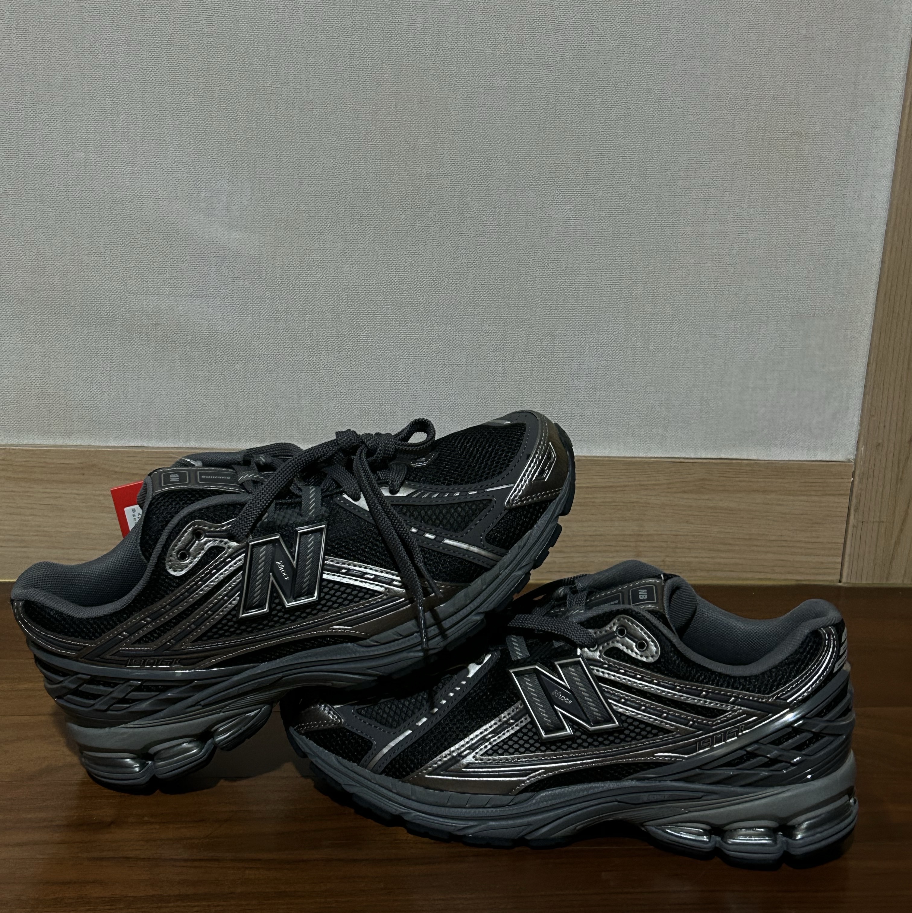 New Balance 1906R Black Silver Metallic 착용 스타일 - 1
