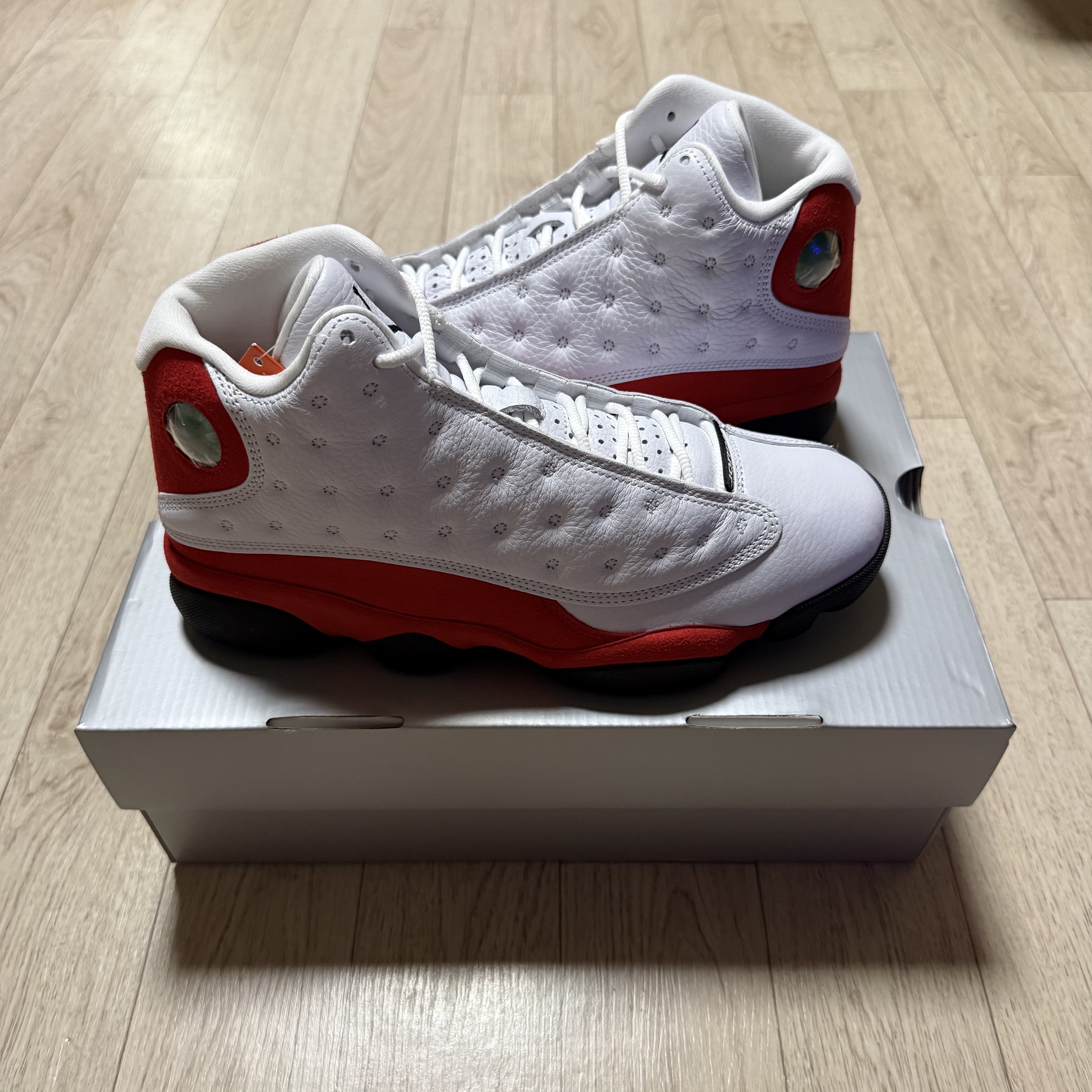 Jordan 13 Retro White and University Red 착용 스타일