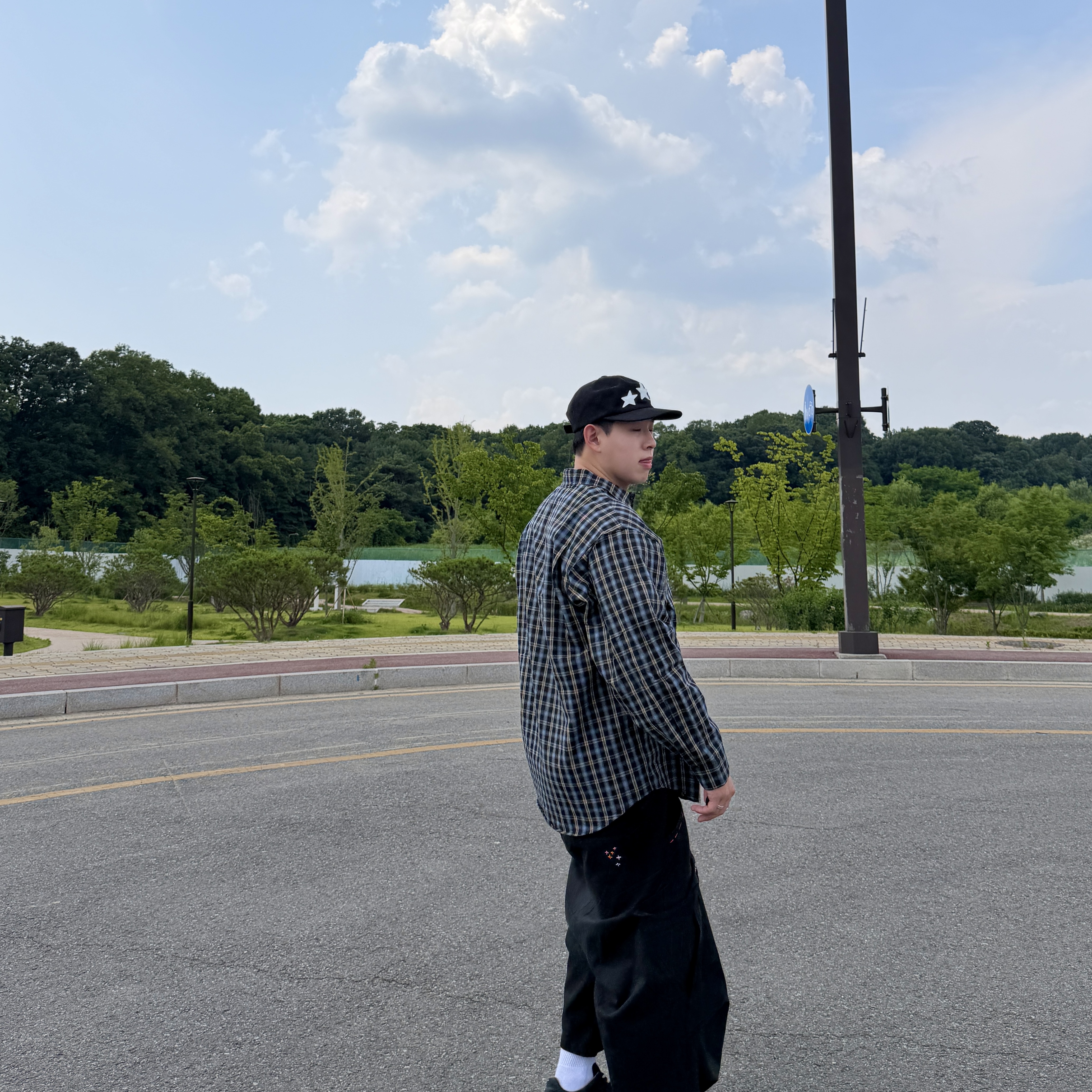 Maison Margiela Replica Paint Drop Sneakers Black, Nonnod Side Cargo Shorts Black 착용 스타일 - 5