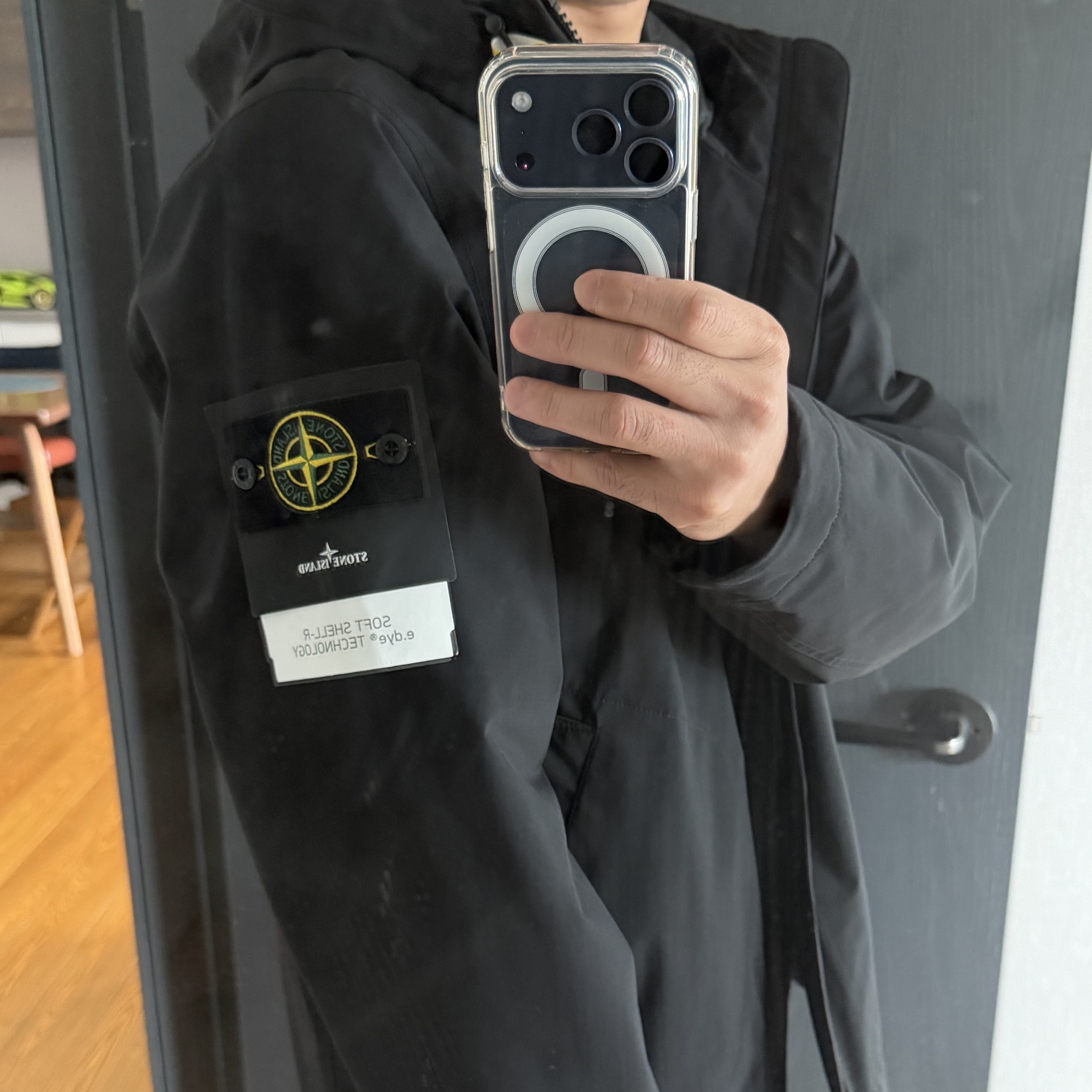 Stone Island 4100108 Soft Shell-R E.Dye Technology Hooded Jacket with Wind and Water Resistant Membrane Black - 26SS 착용 스타일 - 2