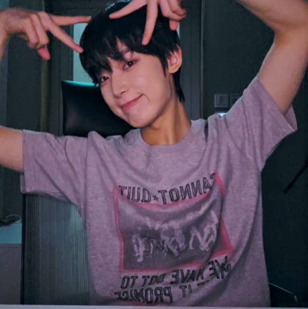 AMOU Marking Box Half T-Shirts Gray 착용 스타일