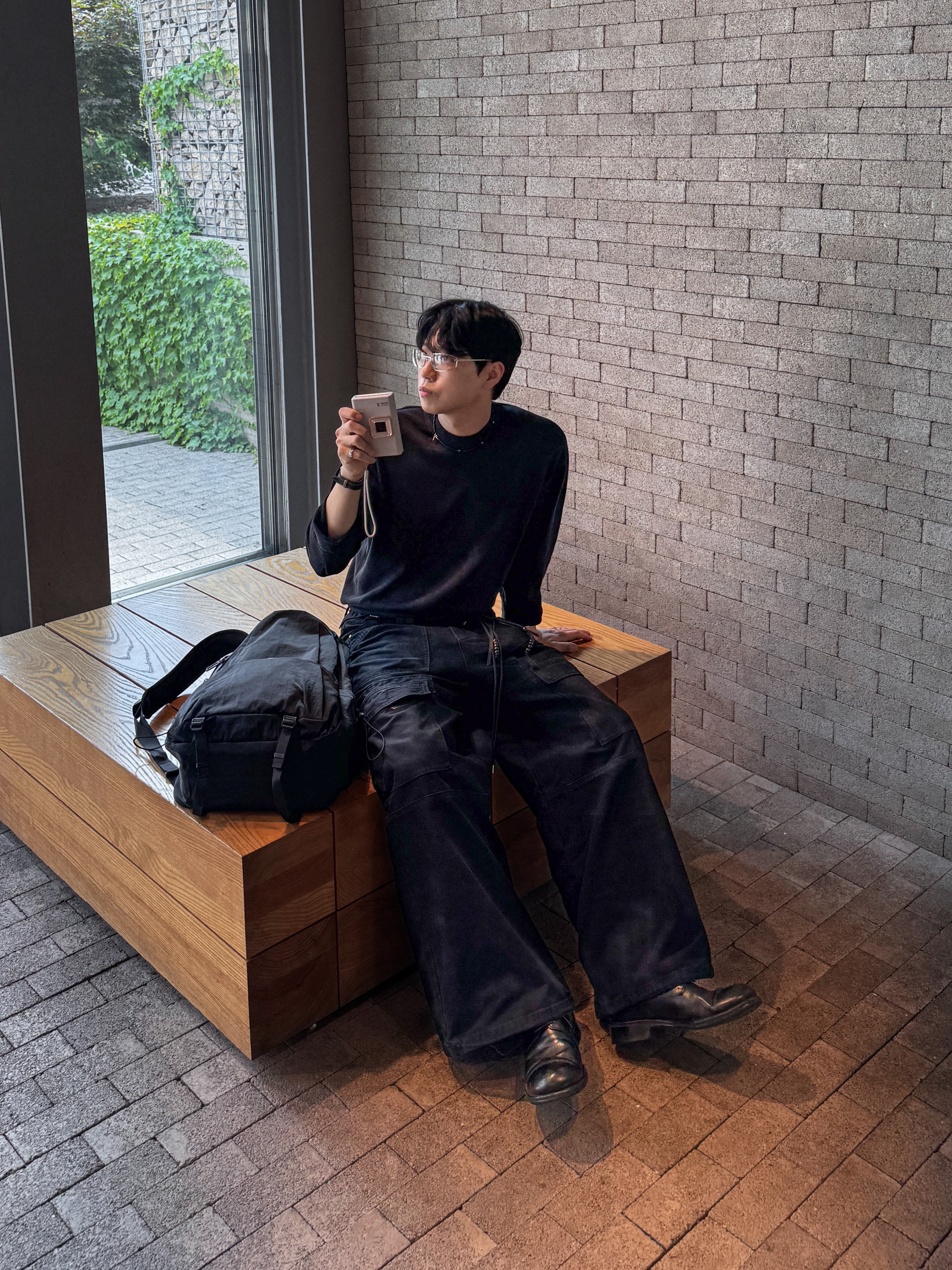 Celine Black Medium Luggage Tote, Celine Nano Luggage Bag in Smooth Calfskin Black 착용 스타일 - 3