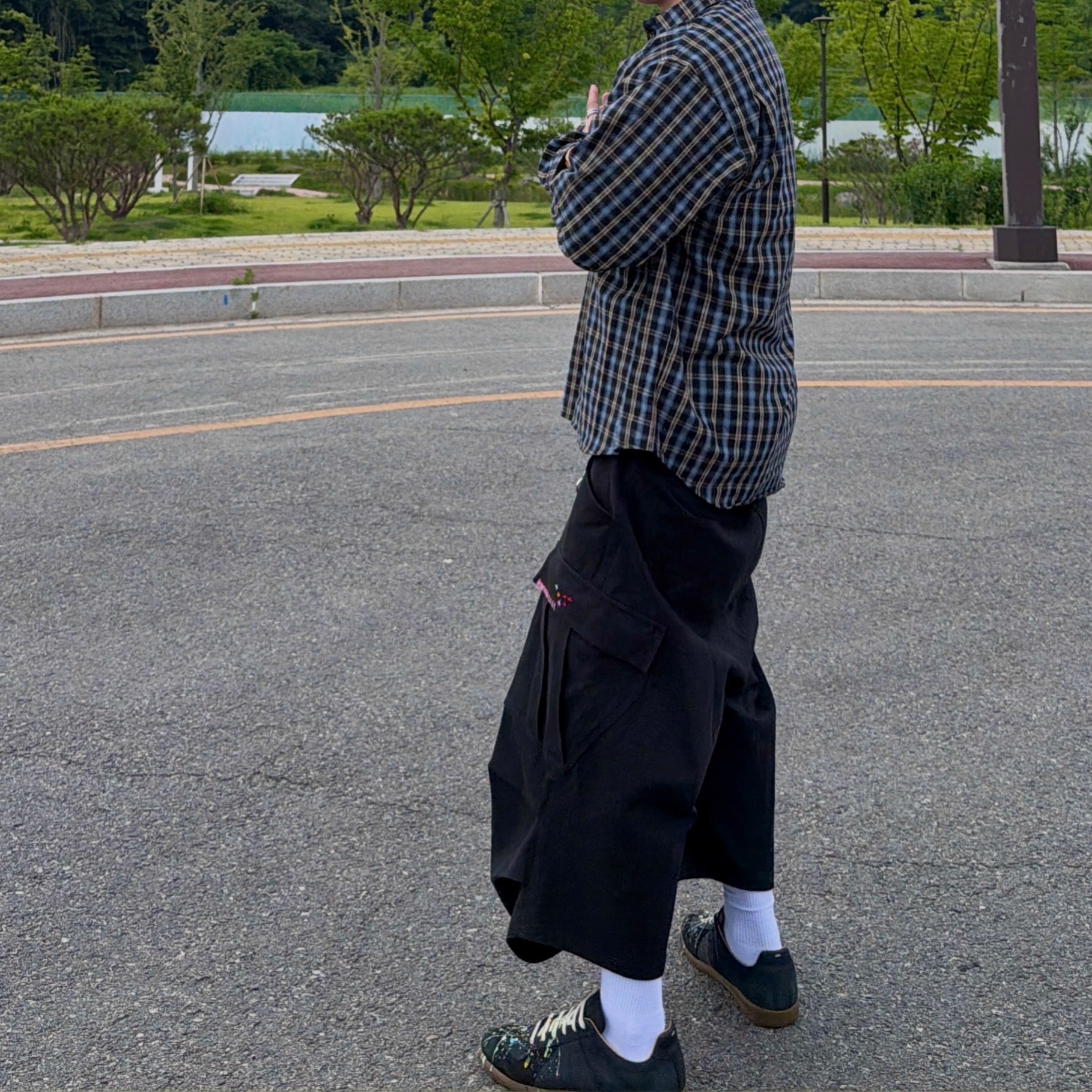 Maison Margiela Replica Paint Drop Sneakers Black, Nonnod Side Cargo Shorts Black 착용 스타일 - 3