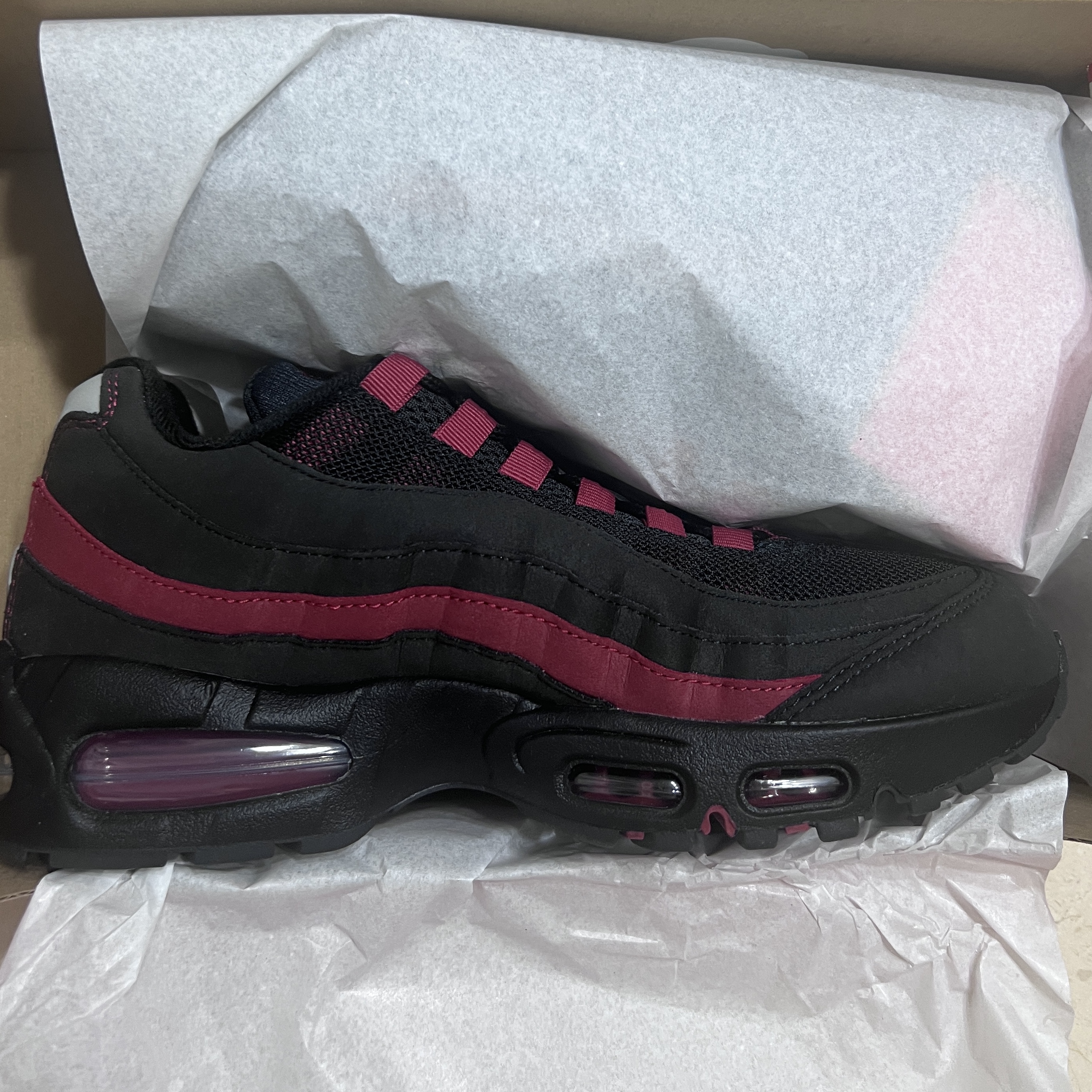 Nike Air Max 95 OG Black Team Crimson 착용 스타일