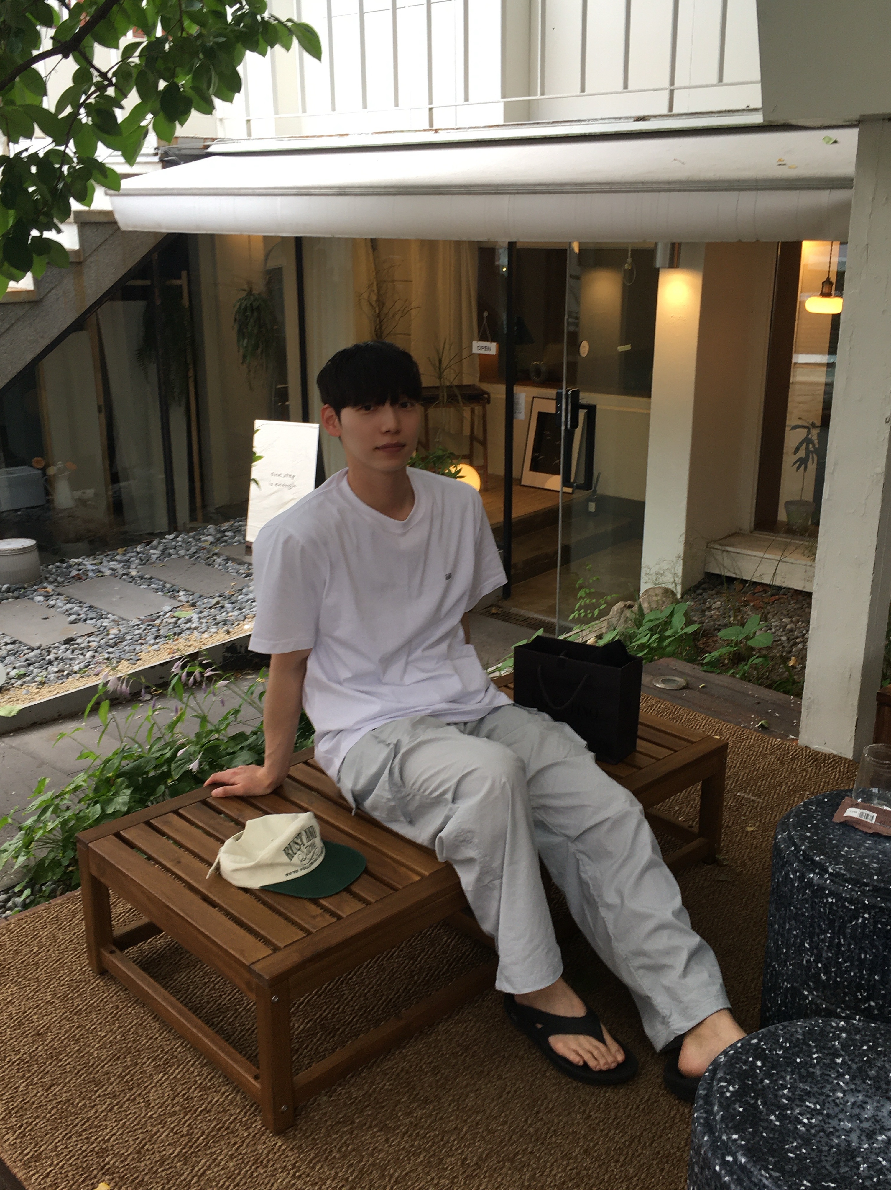 Oofos OOriginal Black, Rust And Stone Arch Logo Ball Cap Ivory Green 착용 스타일