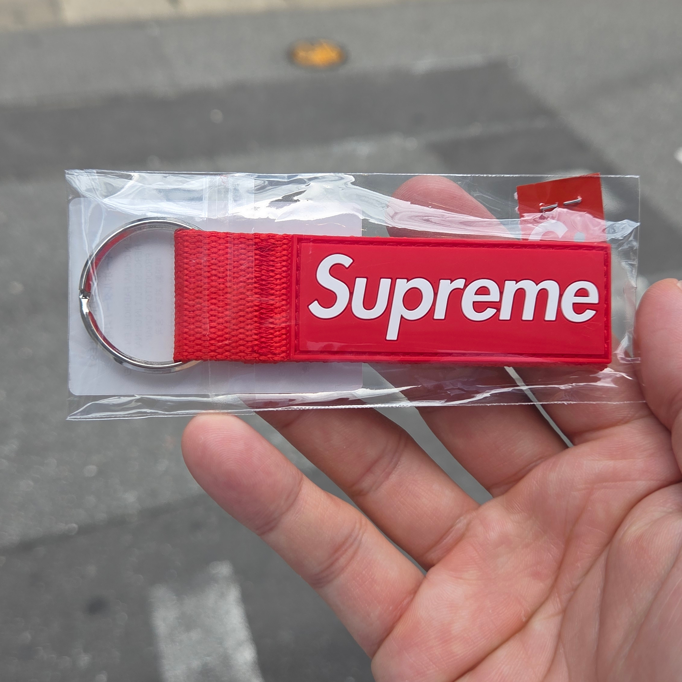 Supreme Webbing Keychain Red - 26SS 착용 스타일