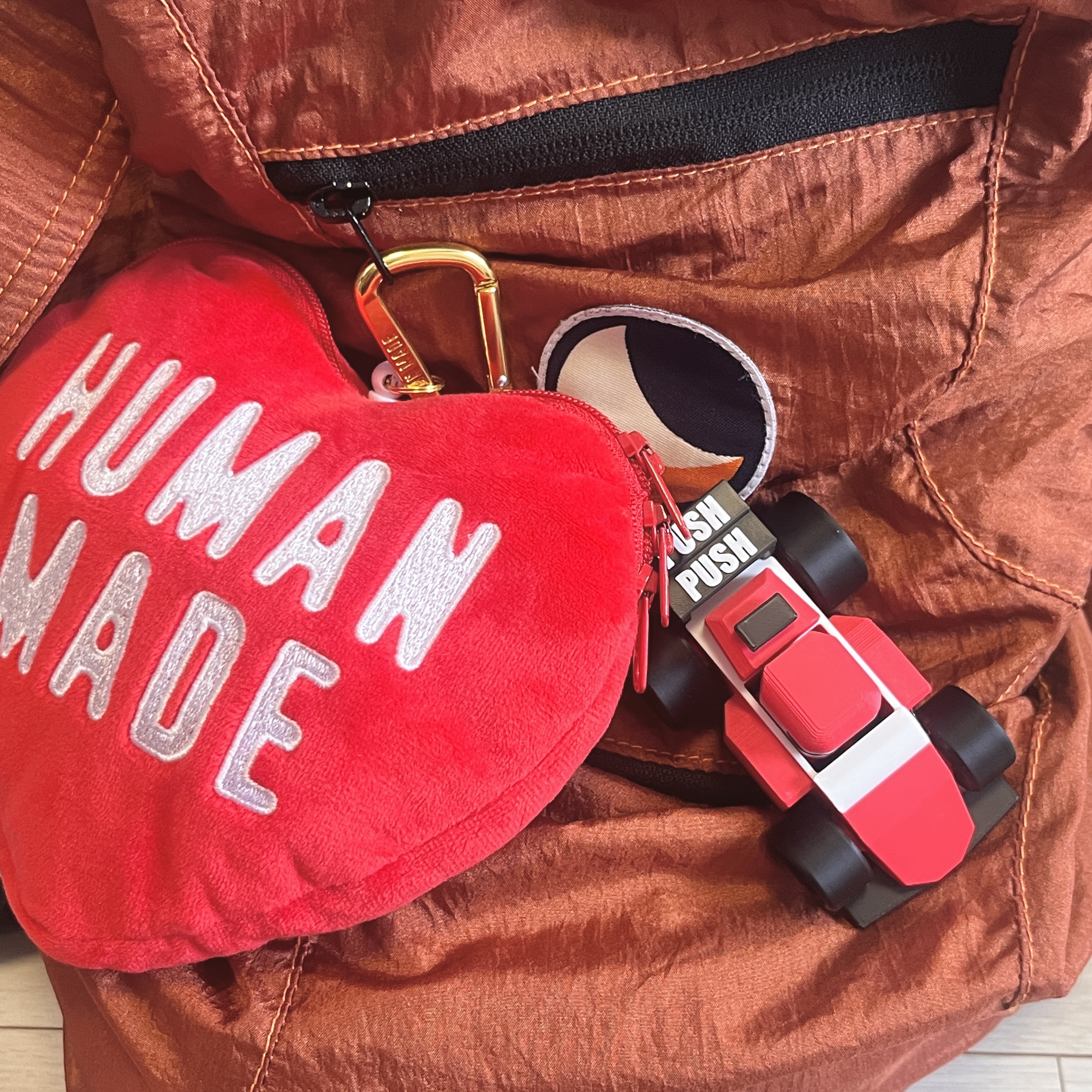 Human Made Heart Pass Case Red 착용 스타일